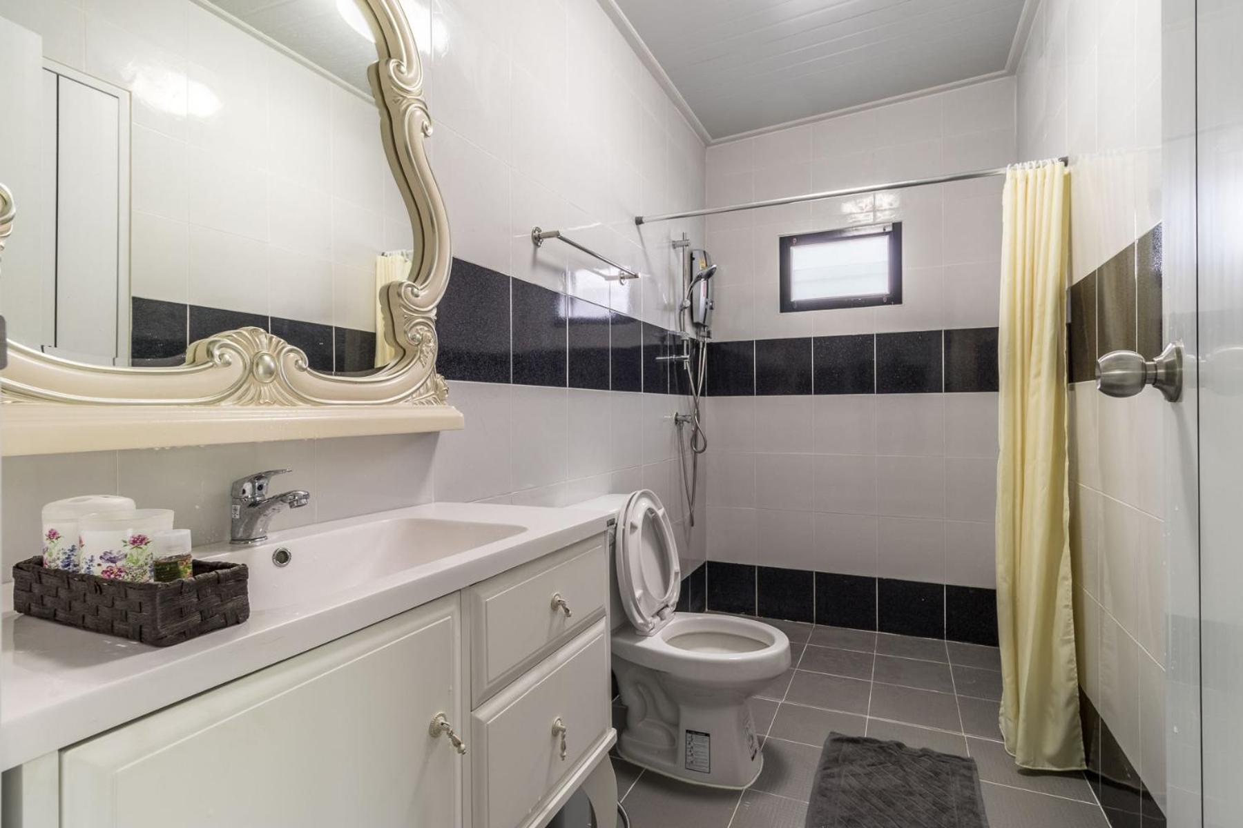 One-Bedroom House - Photo 3