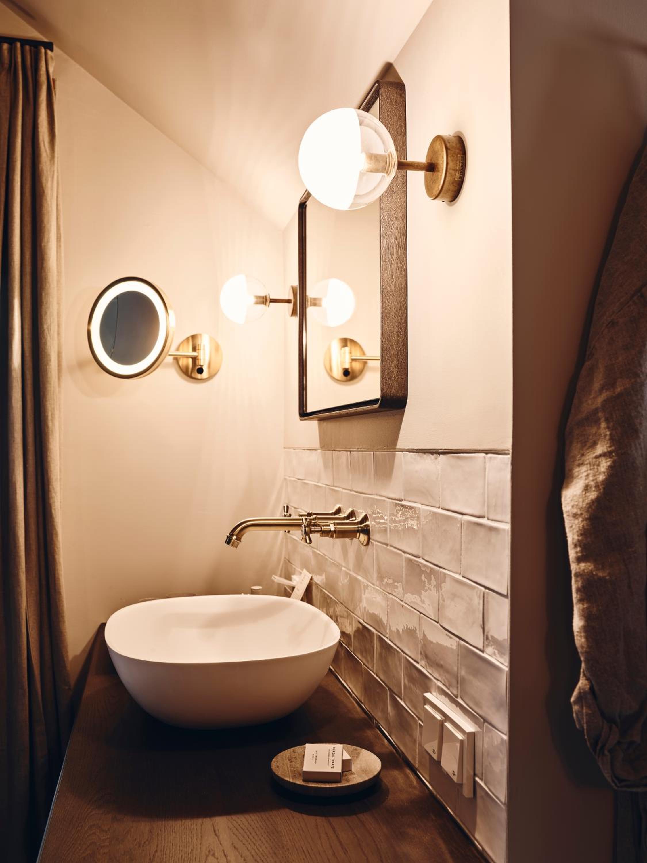 Superior Suite - Photo 5