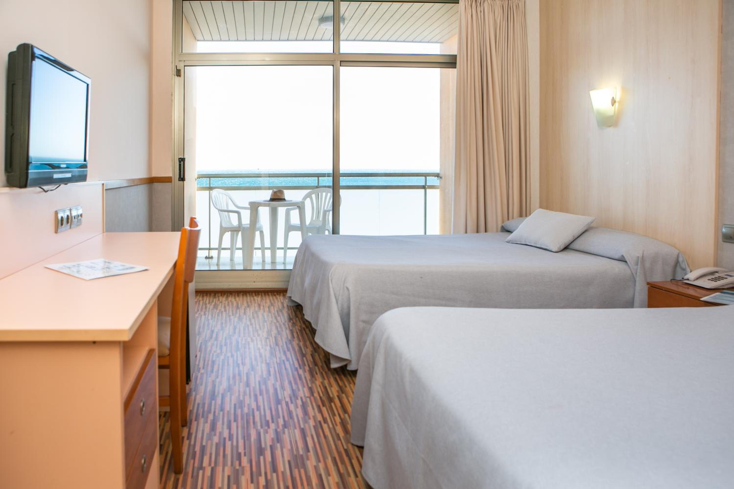 Habitación Triple con Vista al Mar (2 Adultos + 1 Niño)