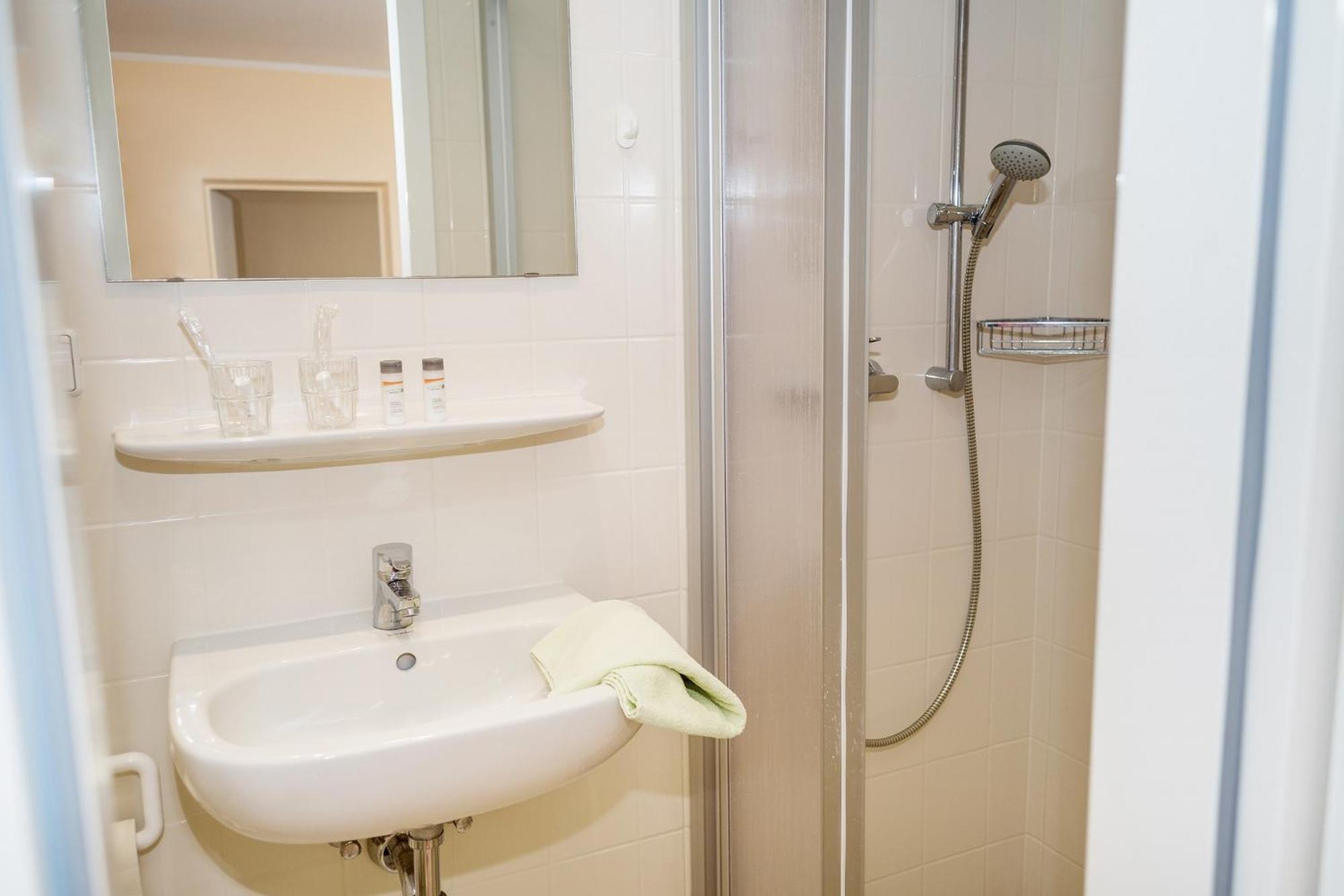 Twin Room with Private Bathroom photo 2