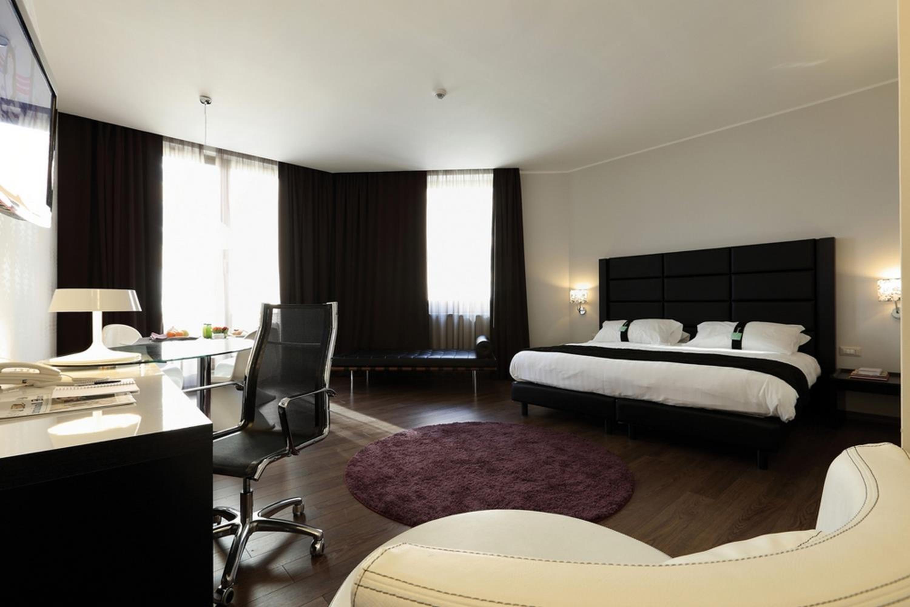 Premium King Room - Photo 2