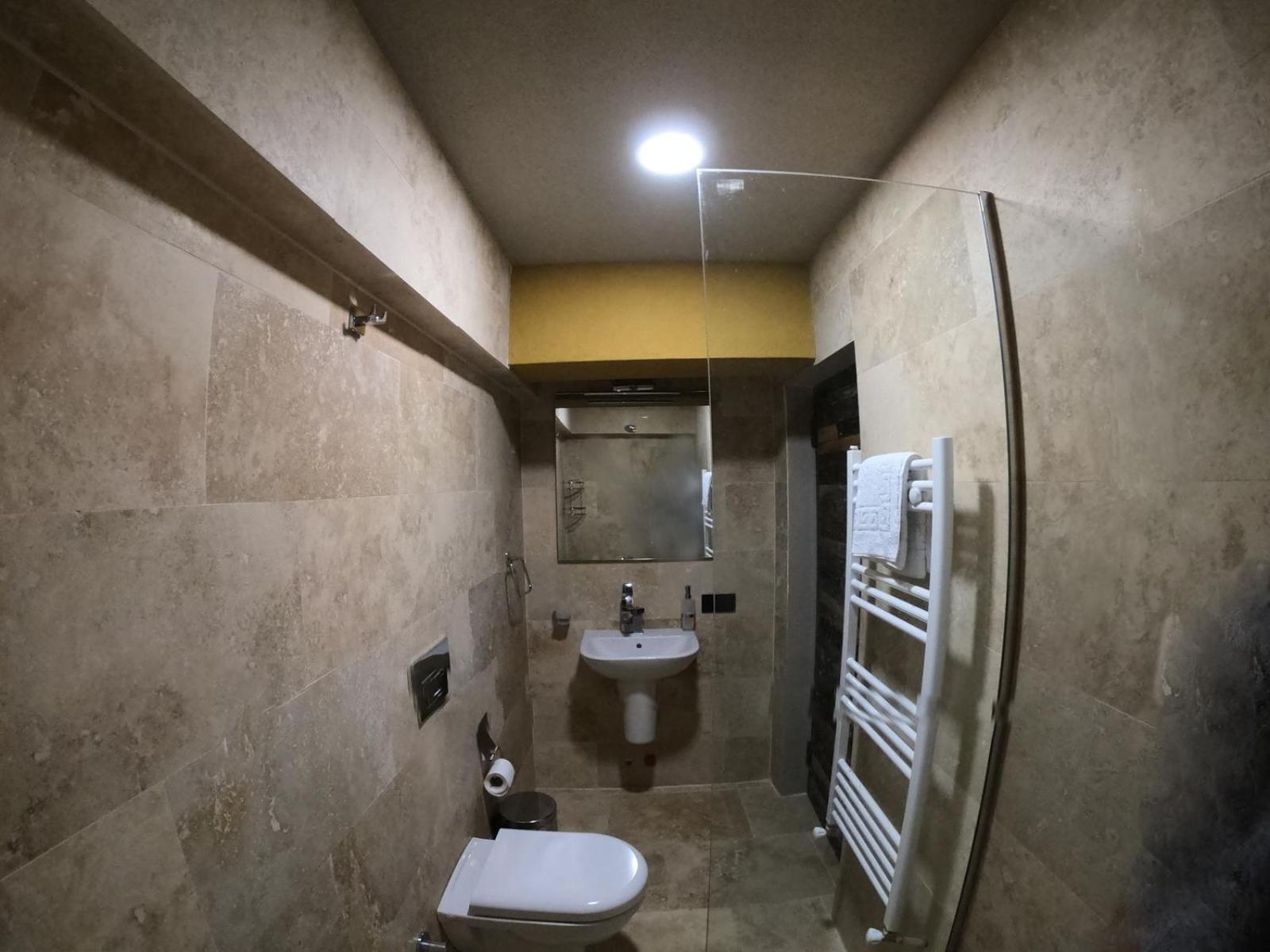 Standard Double or Twin Room with Balcony - Photo 10
