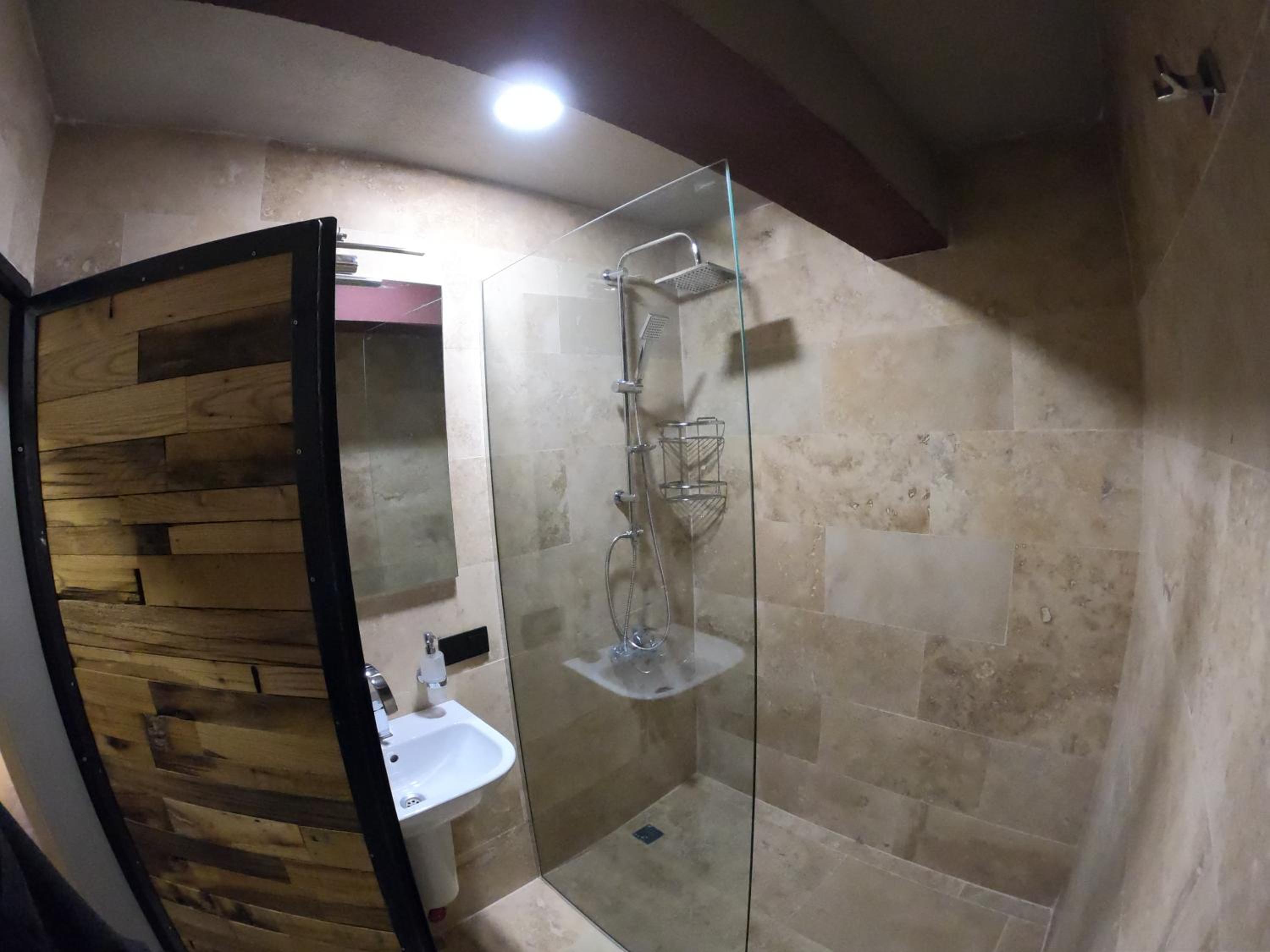 Standard Double or Twin Room with Balcony - Photo 9