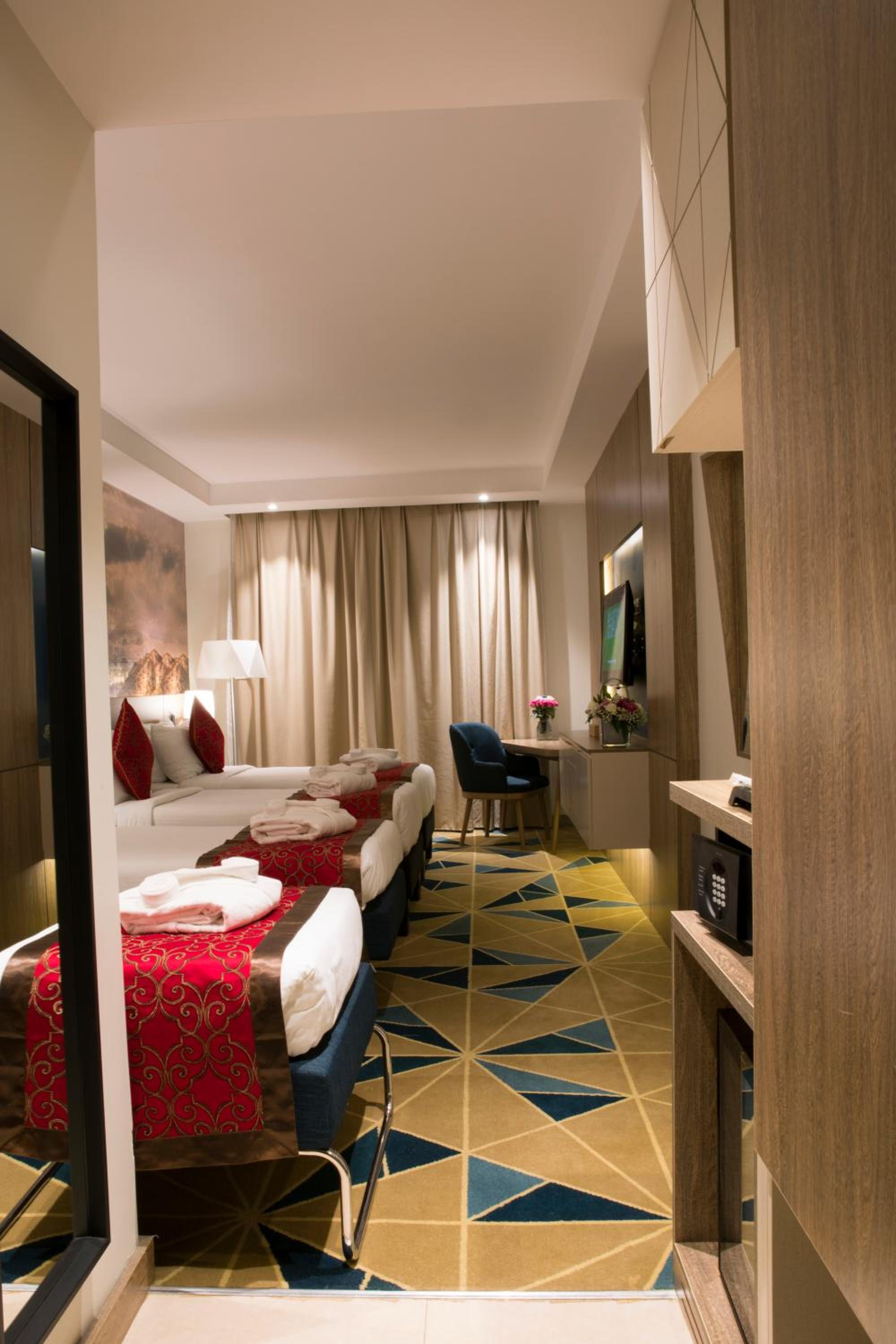 Classic Quadruple Room - Cityside photo 2