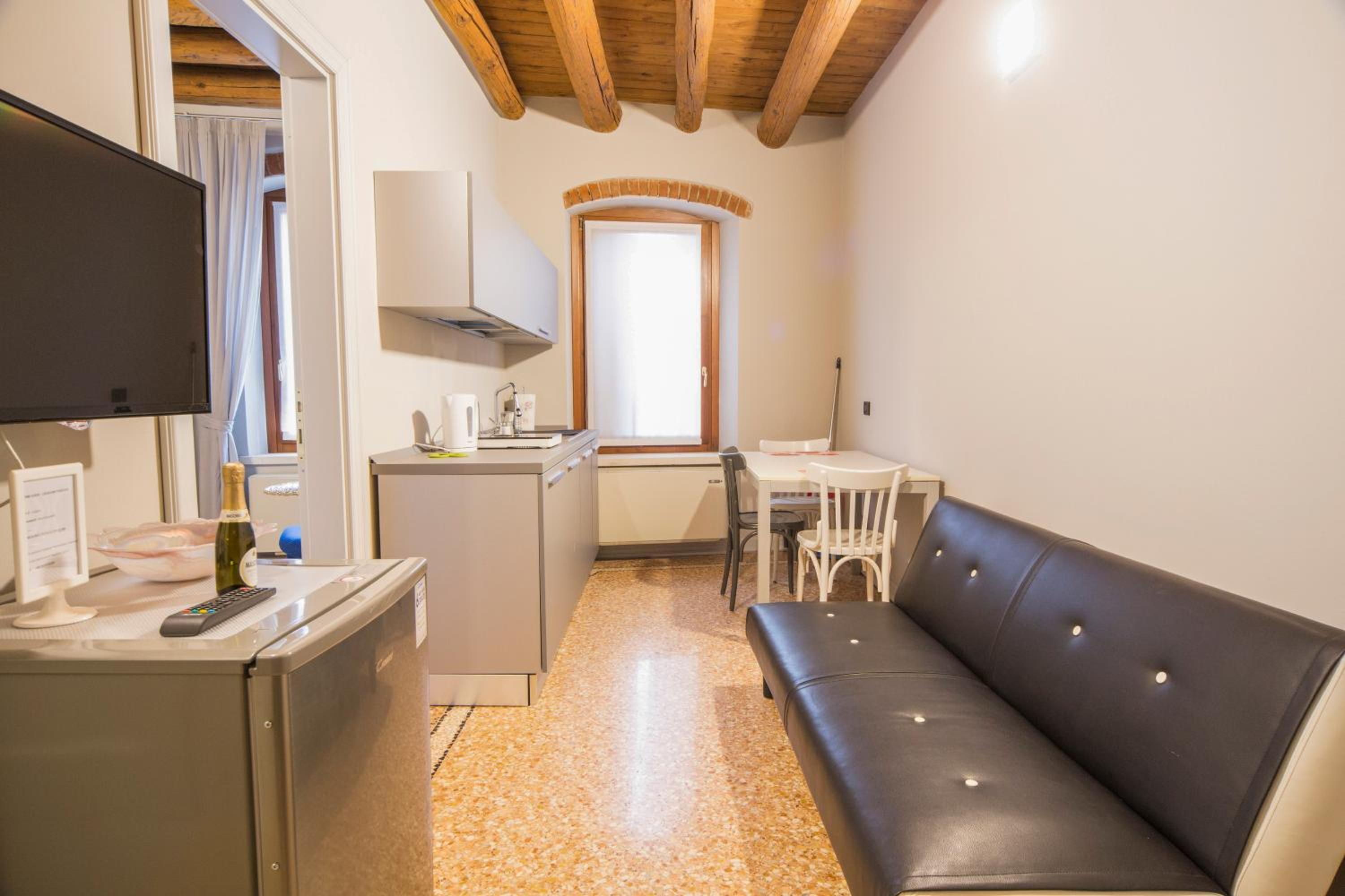One-Bedroom Apartment - Photo 3