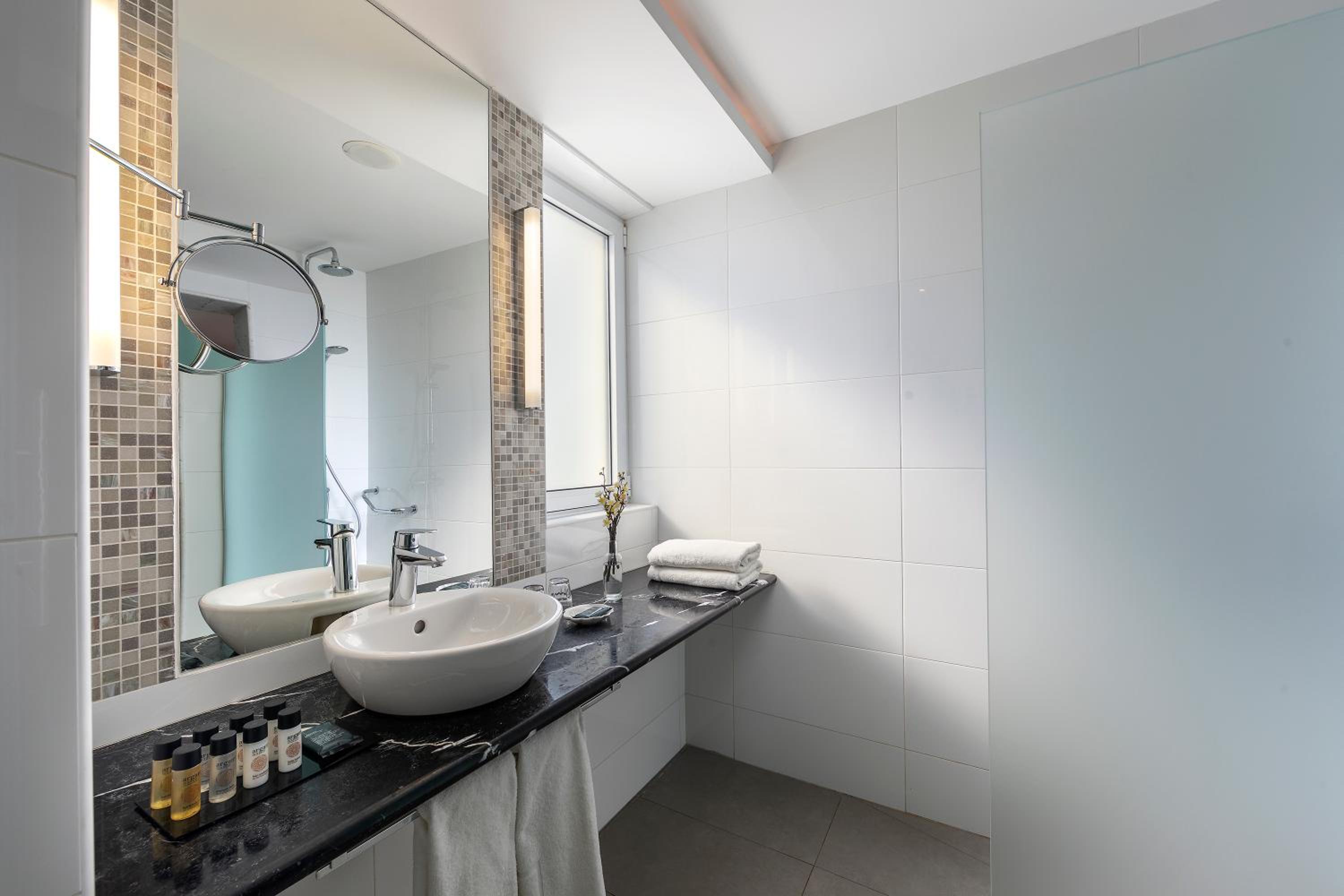 Grand Suite Sea View with Outdoor Whirlpool photo 2