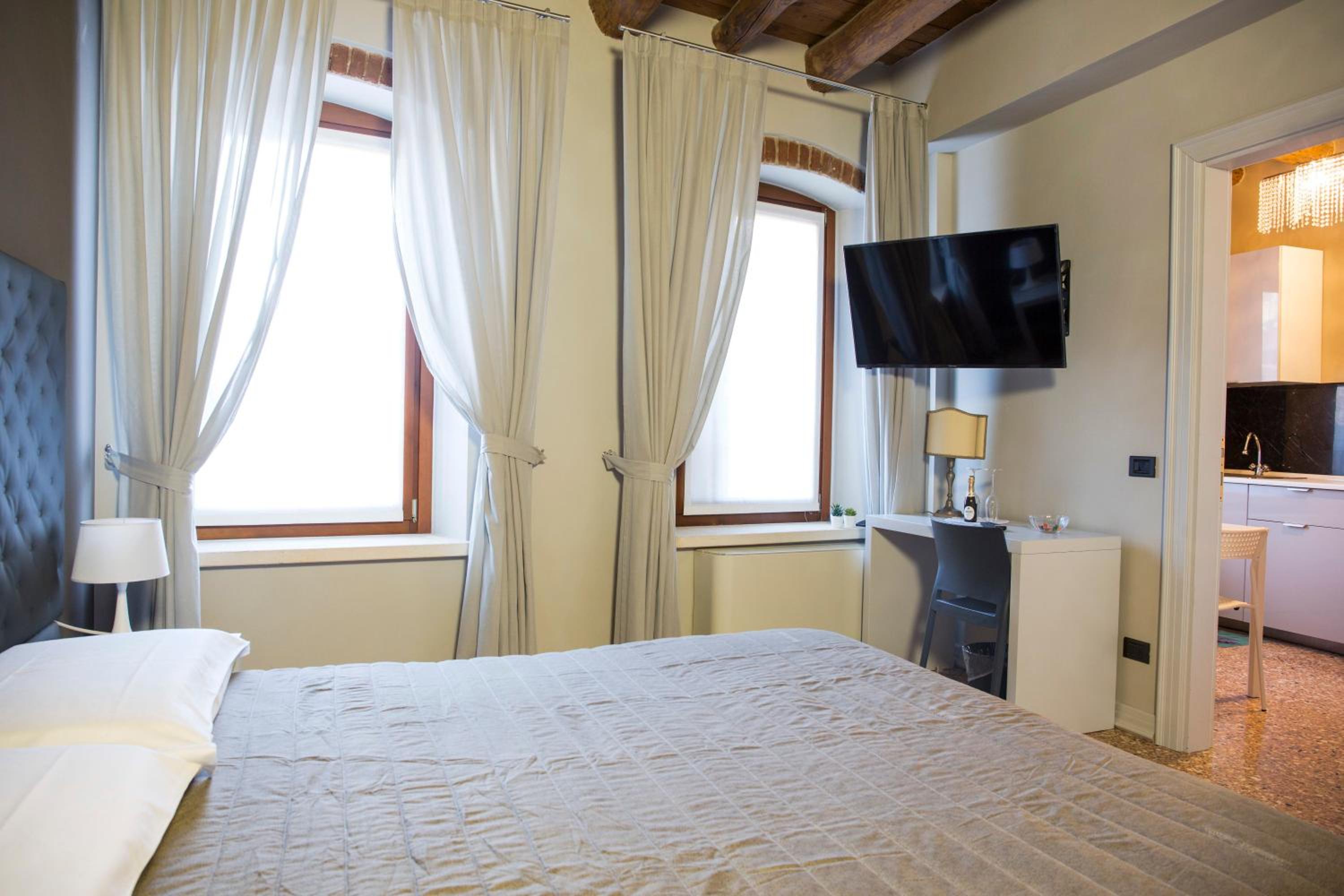 One-Bedroom Apartment - Photo 12