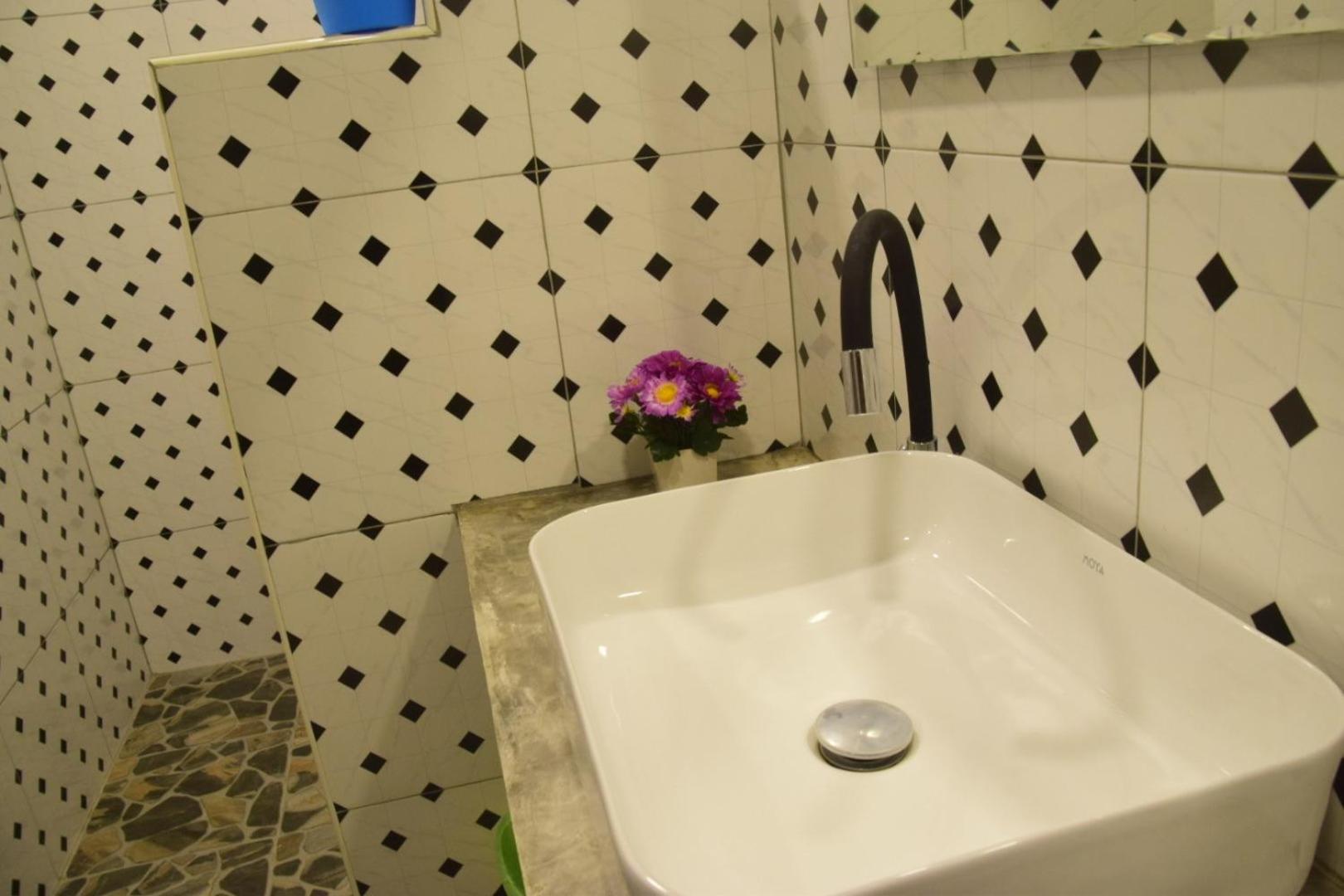 Queen Room with Garden View - Photo 15