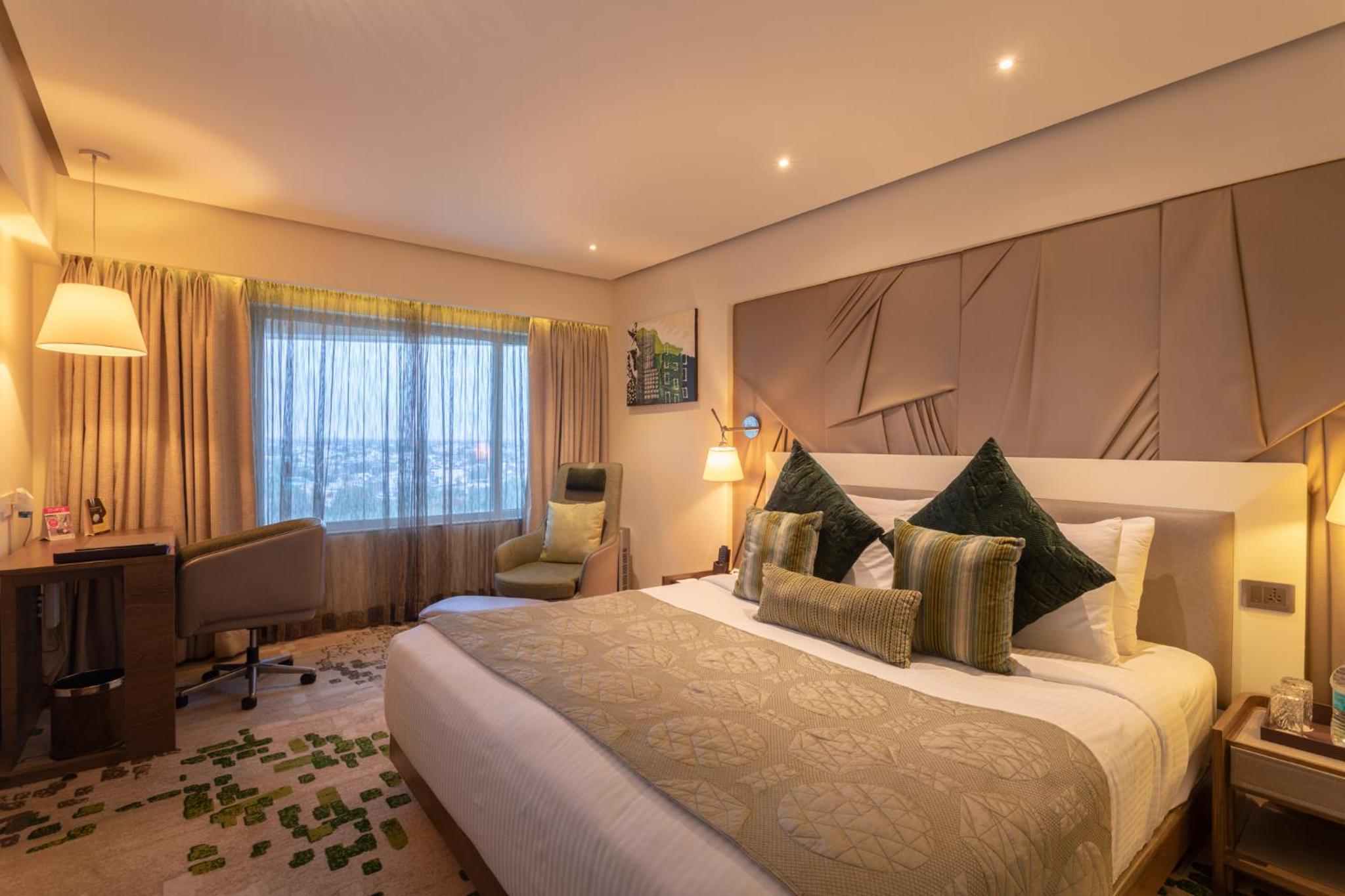 Suite(With 2 ways Airport Transfer on sharing basis / 2 Beer pint or two 30 ml alcoholic house brand drink at Happy Hours - 1700 to 1900 Hrs) - Photo 1