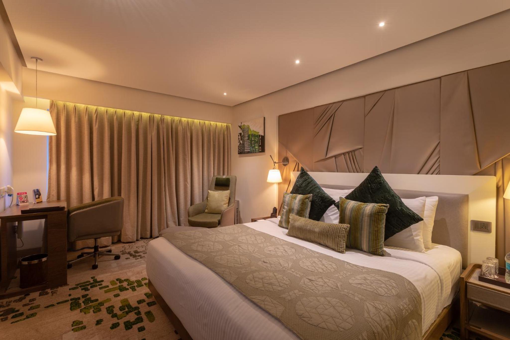Suite(With 2 ways Airport Transfer on sharing basis / 2 Beer pint or two 30 ml alcoholic house brand drink at Happy Hours - 1700 to 1900 Hrs) - Photo 5