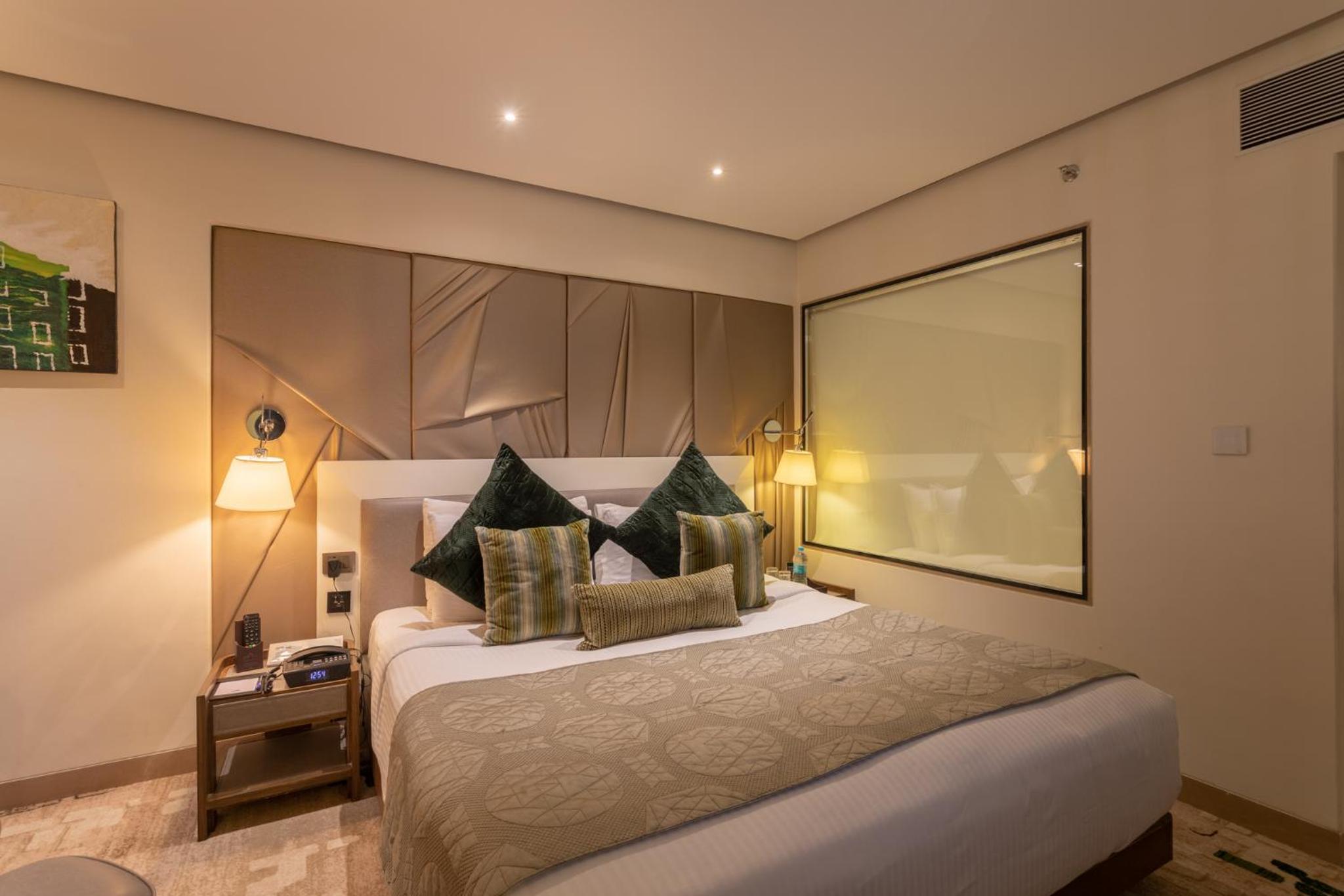 Suite(With 2 ways Airport Transfer on sharing basis / 2 Beer pint or two 30 ml alcoholic house brand drink at Happy Hours - 1700 to 1900 Hrs) - Photo 6