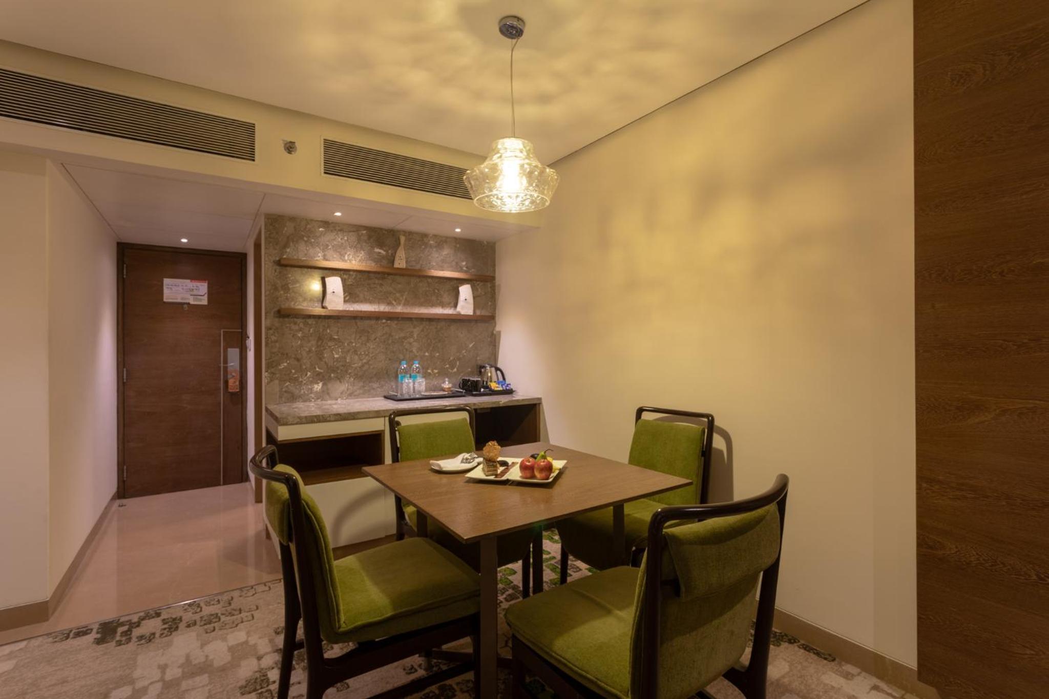 Suite(With 2 ways Airport Transfer on sharing basis / 2 Beer pint or two 30 ml alcoholic house brand drink at Happy Hours - 1700 to 1900 Hrs) - Photo 2