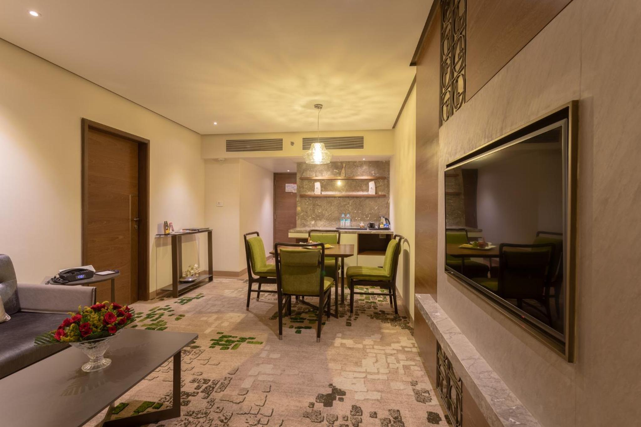 Suite(With 2 ways Airport Transfer on sharing basis / 2 Beer pint or two 30 ml alcoholic house brand drink at Happy Hours - 1700 to 1900 Hrs) - Photo 3