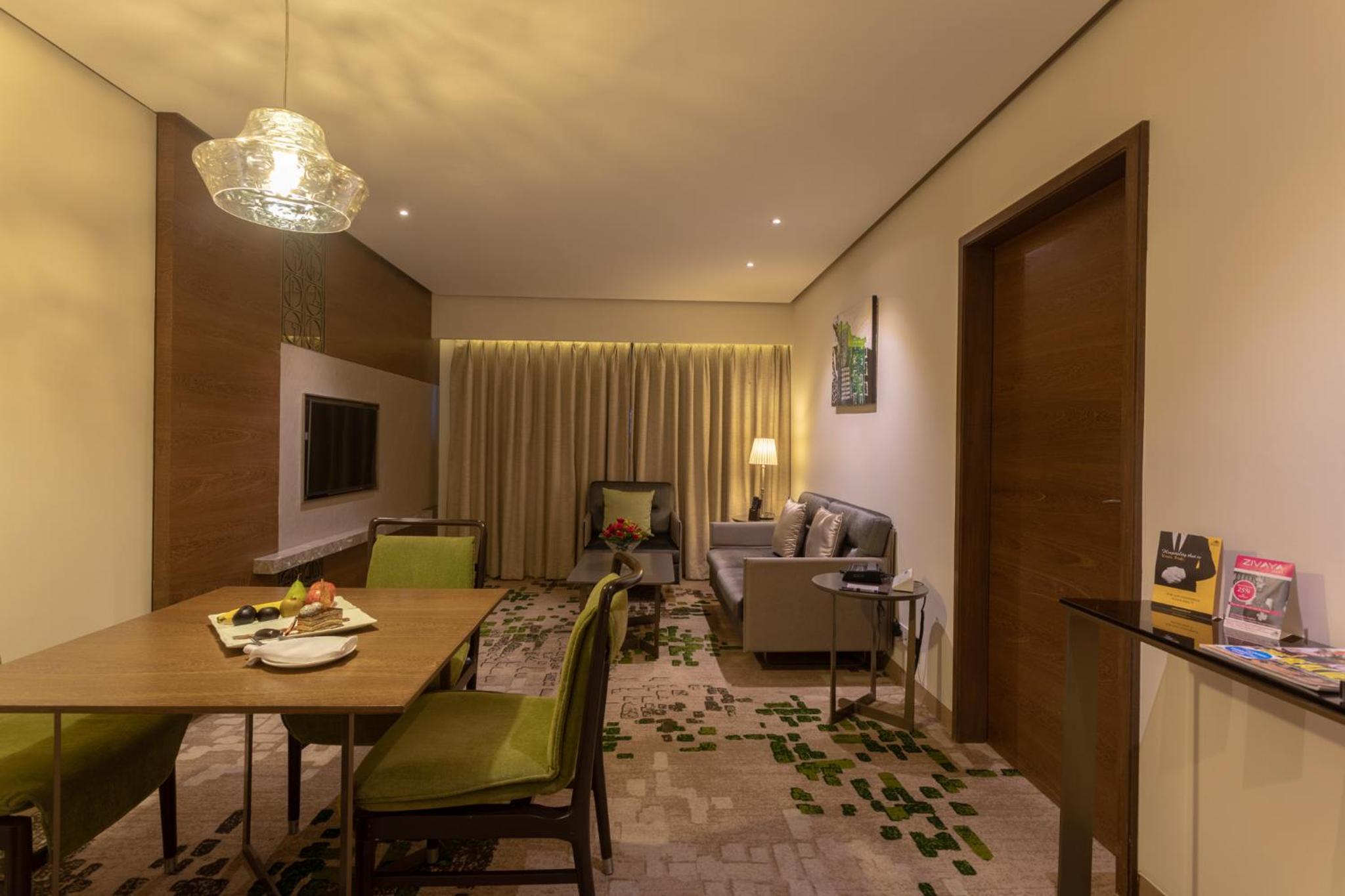 Suite(With 2 ways Airport Transfer on sharing basis / 2 Beer pint or two 30 ml alcoholic house brand drink at Happy Hours - 1700 to 1900 Hrs) - Photo 4