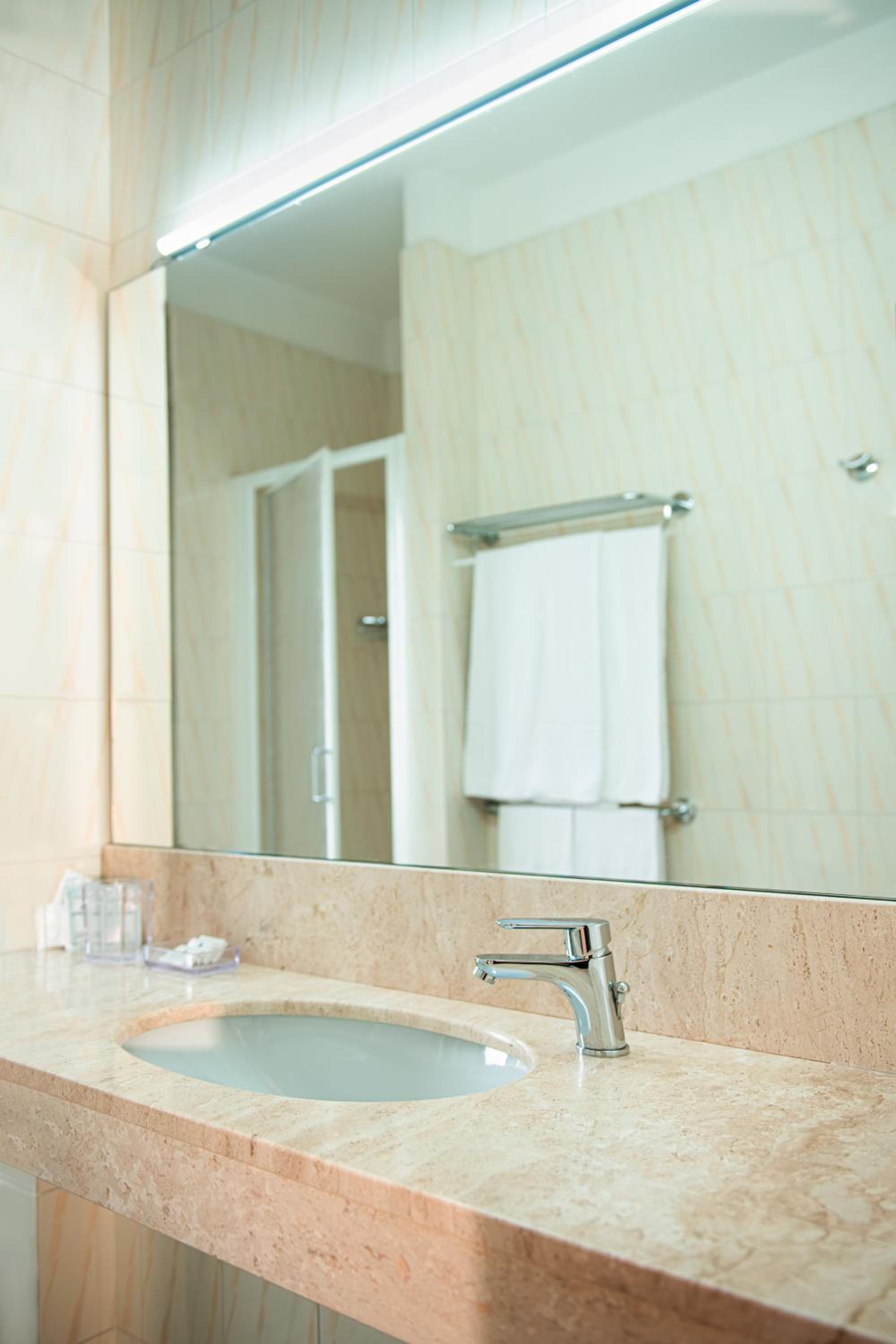 Double or Twin Room - Photo 4