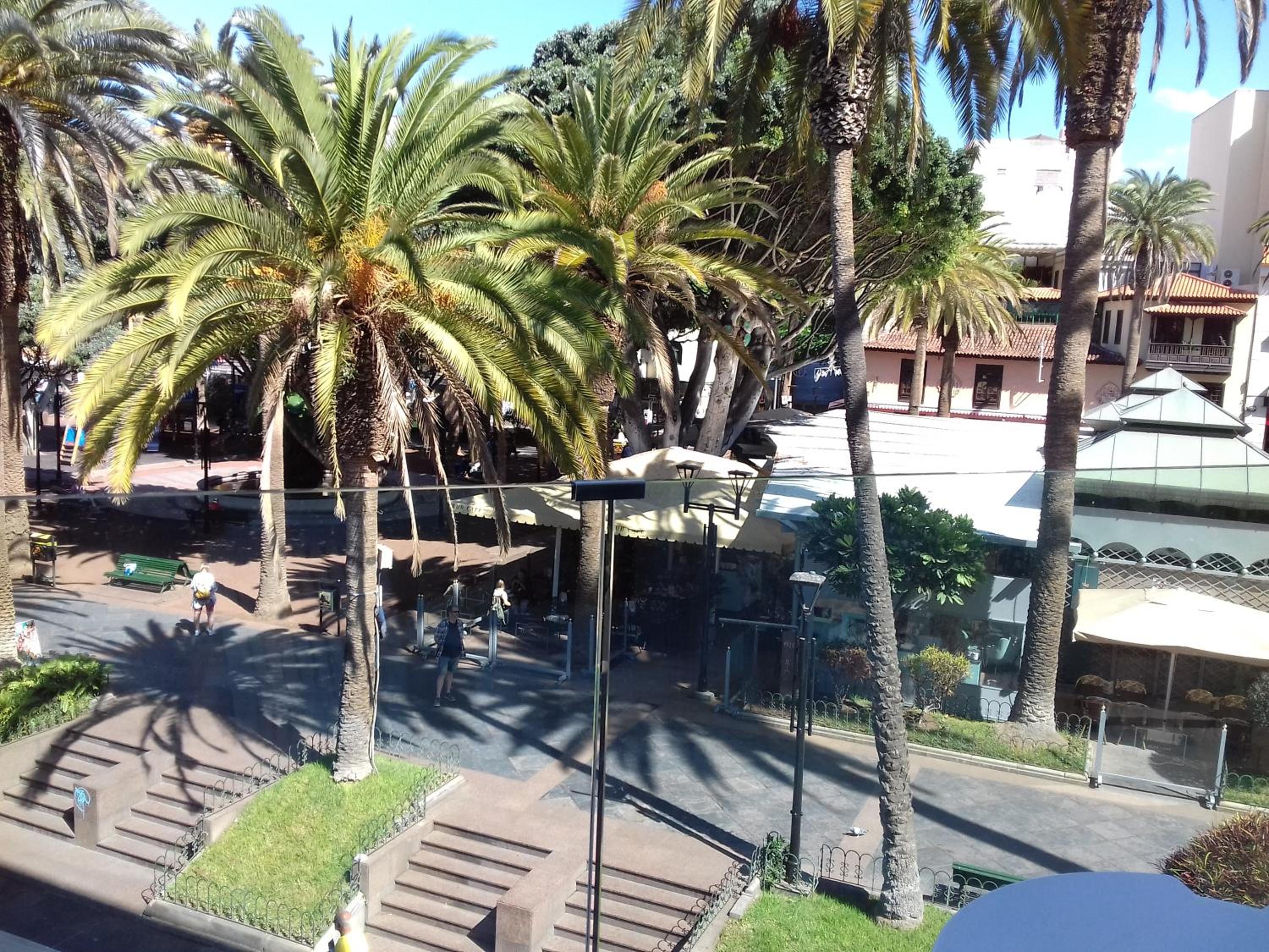 Single Room With Balcony thumbnail 5