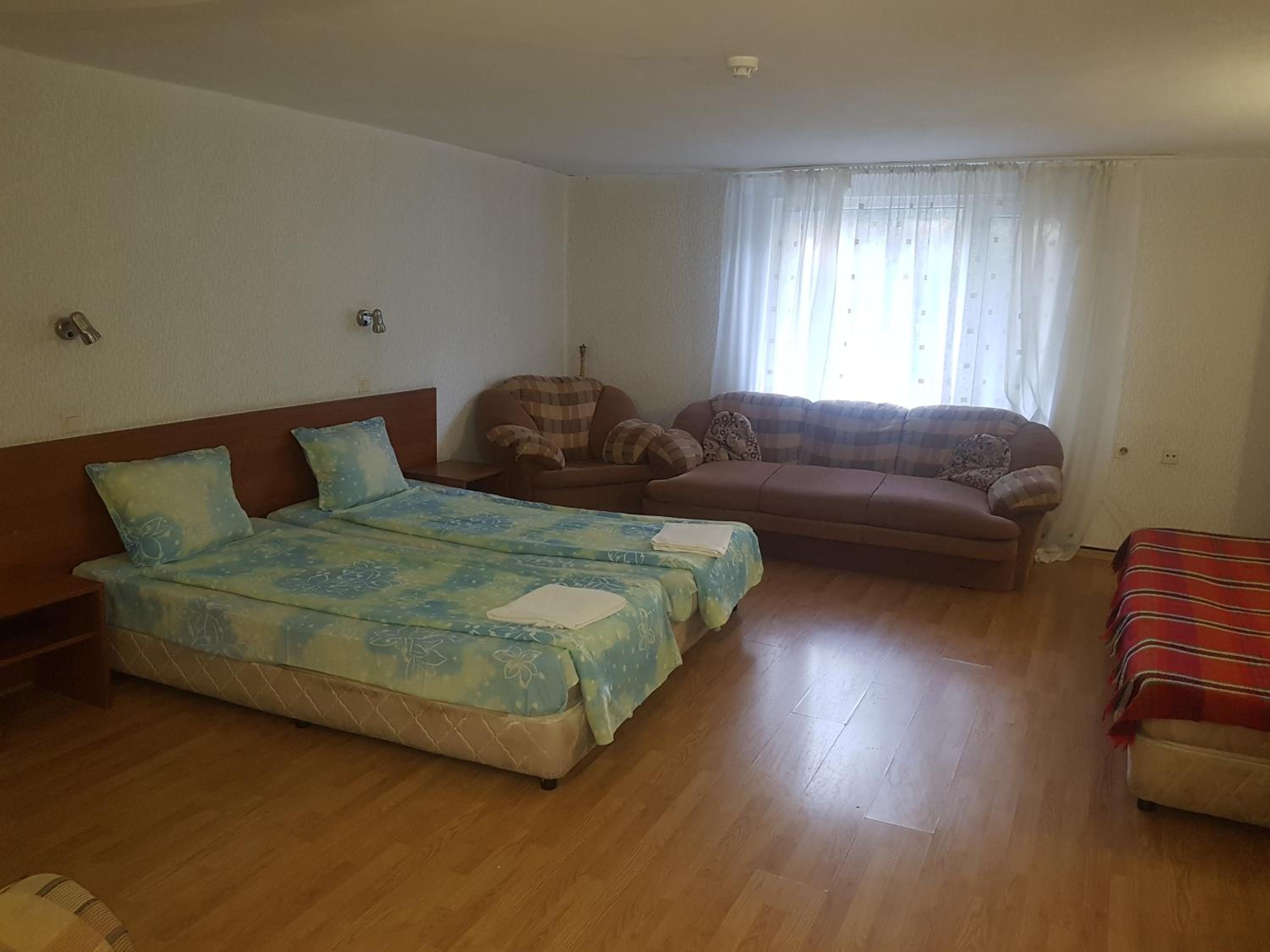 Family Room (2 Adults + 2 Children) - Photo 2