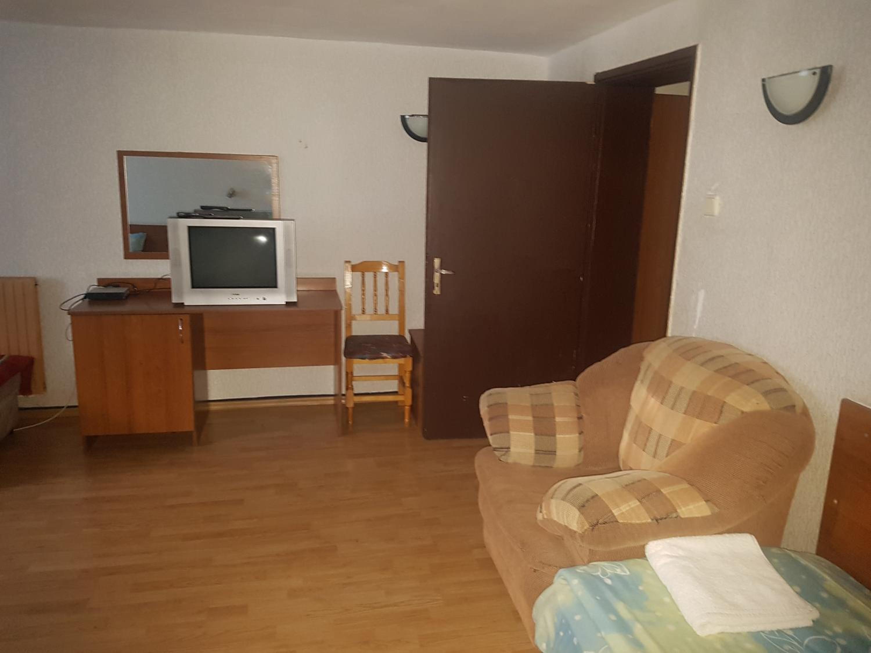 Family Room (2 Adults + 2 Children) - Photo 3