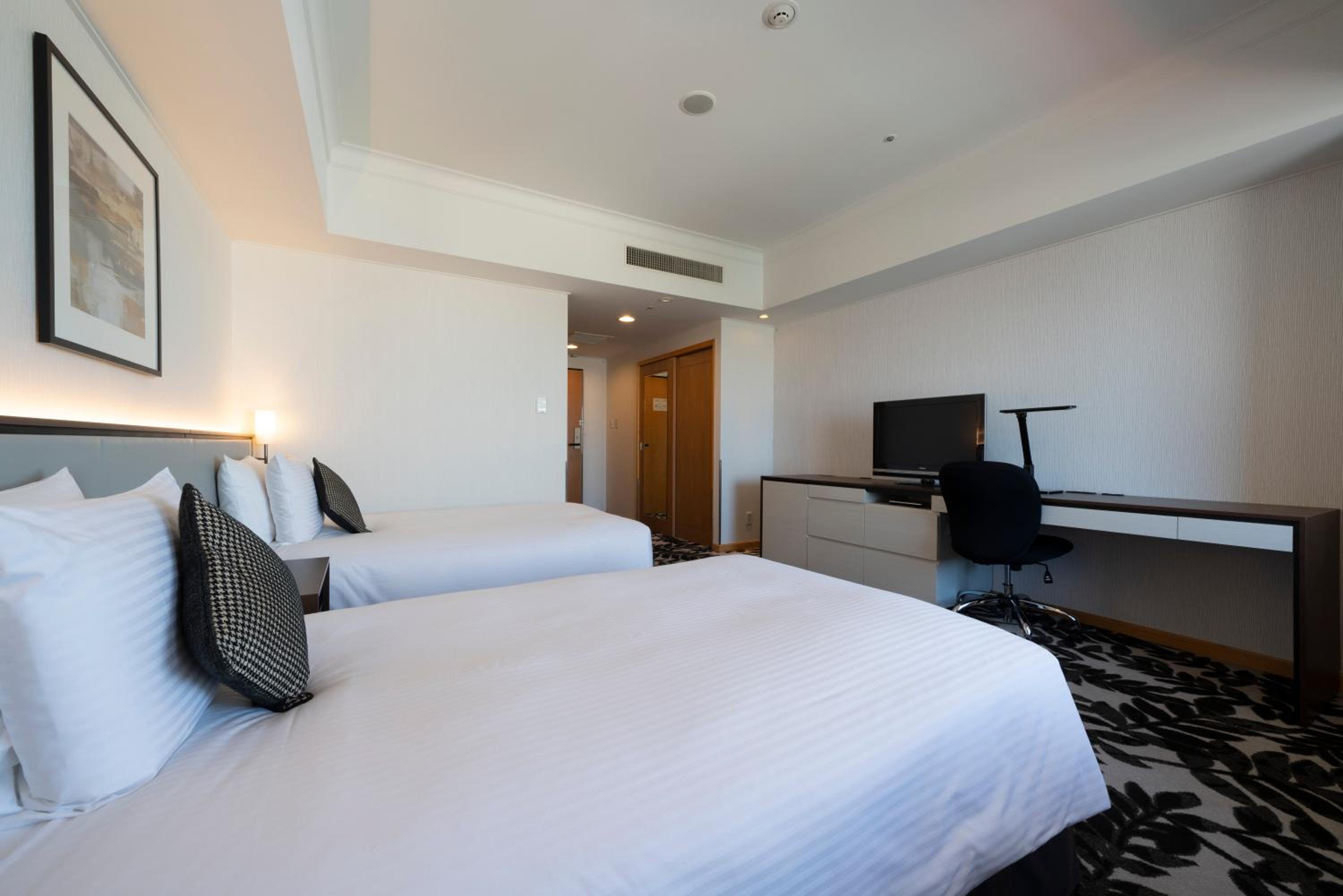 Premium Twin Room with Nagoya City View - Photo 3