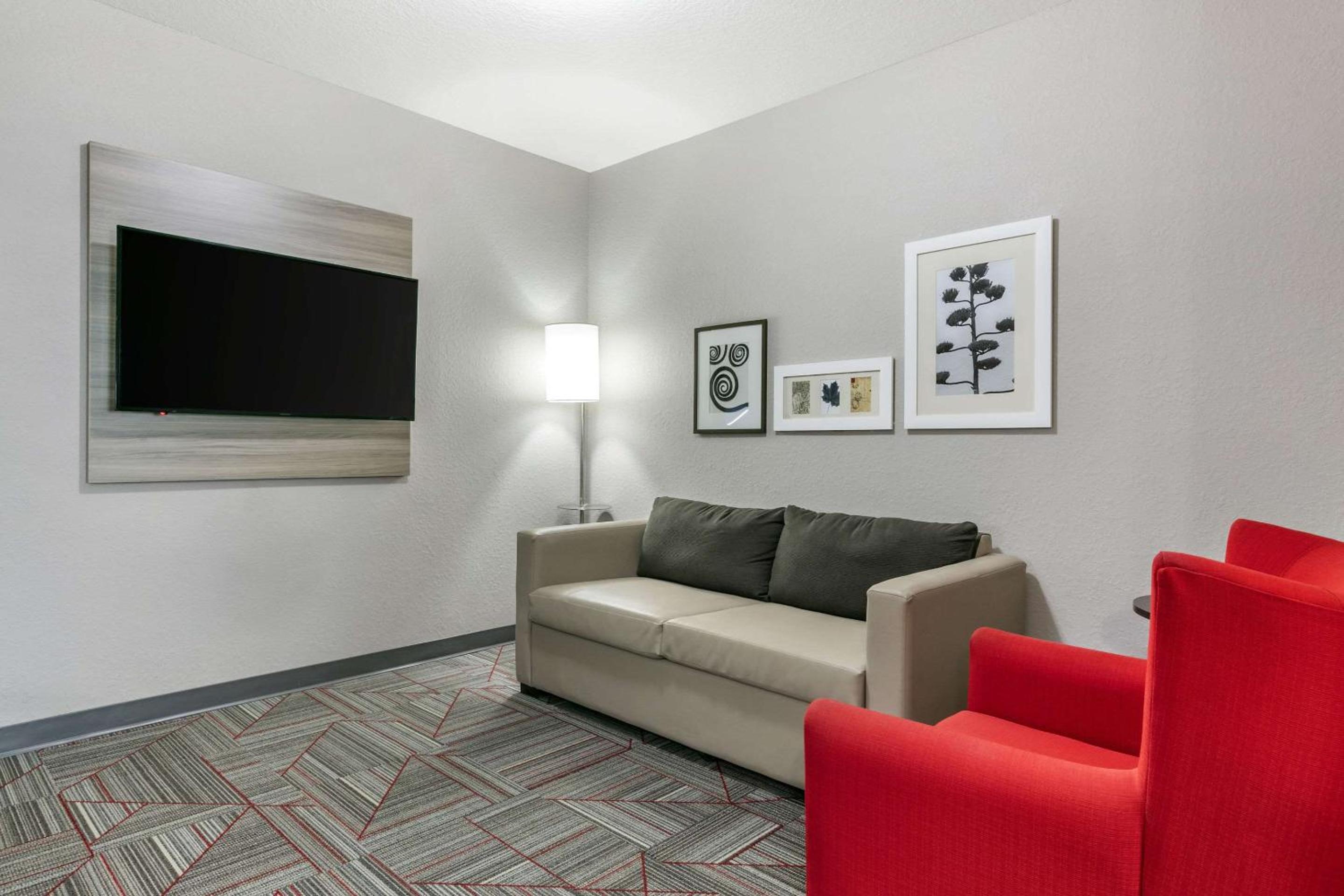 Queen Suite with Two Queen Beds and Sofa Bed - Non-Smoking - Photo 1