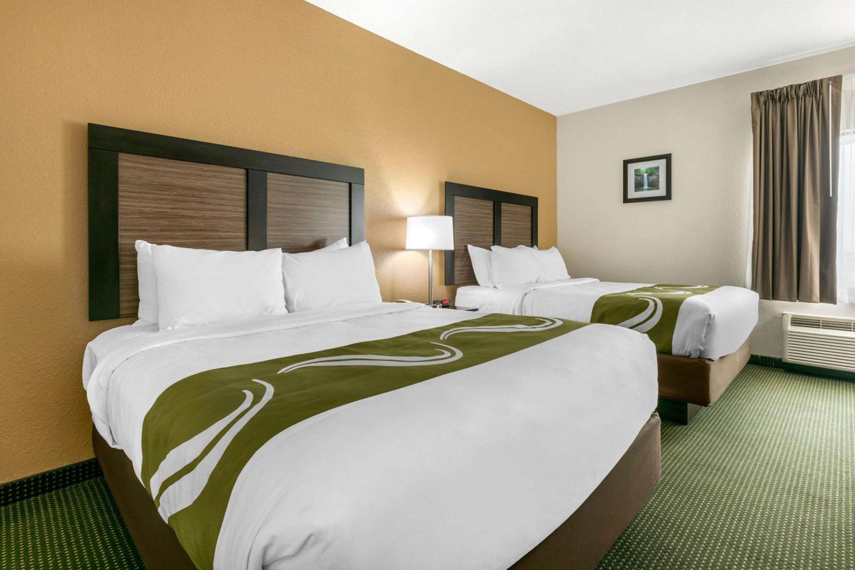Queen Room with Two Queen Beds - Non-Smoking photo 2