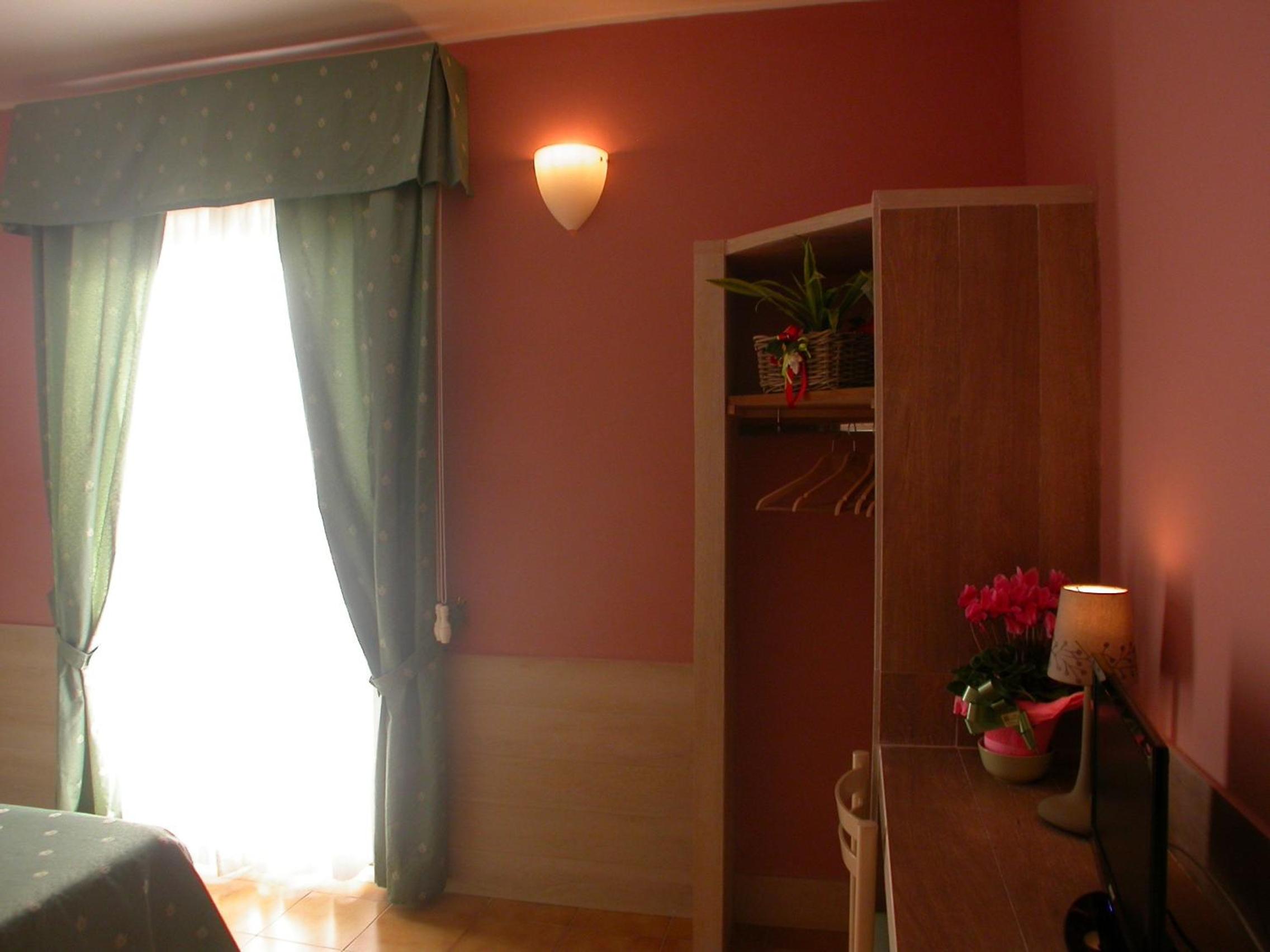 King Room with Balcony - Photo 5
