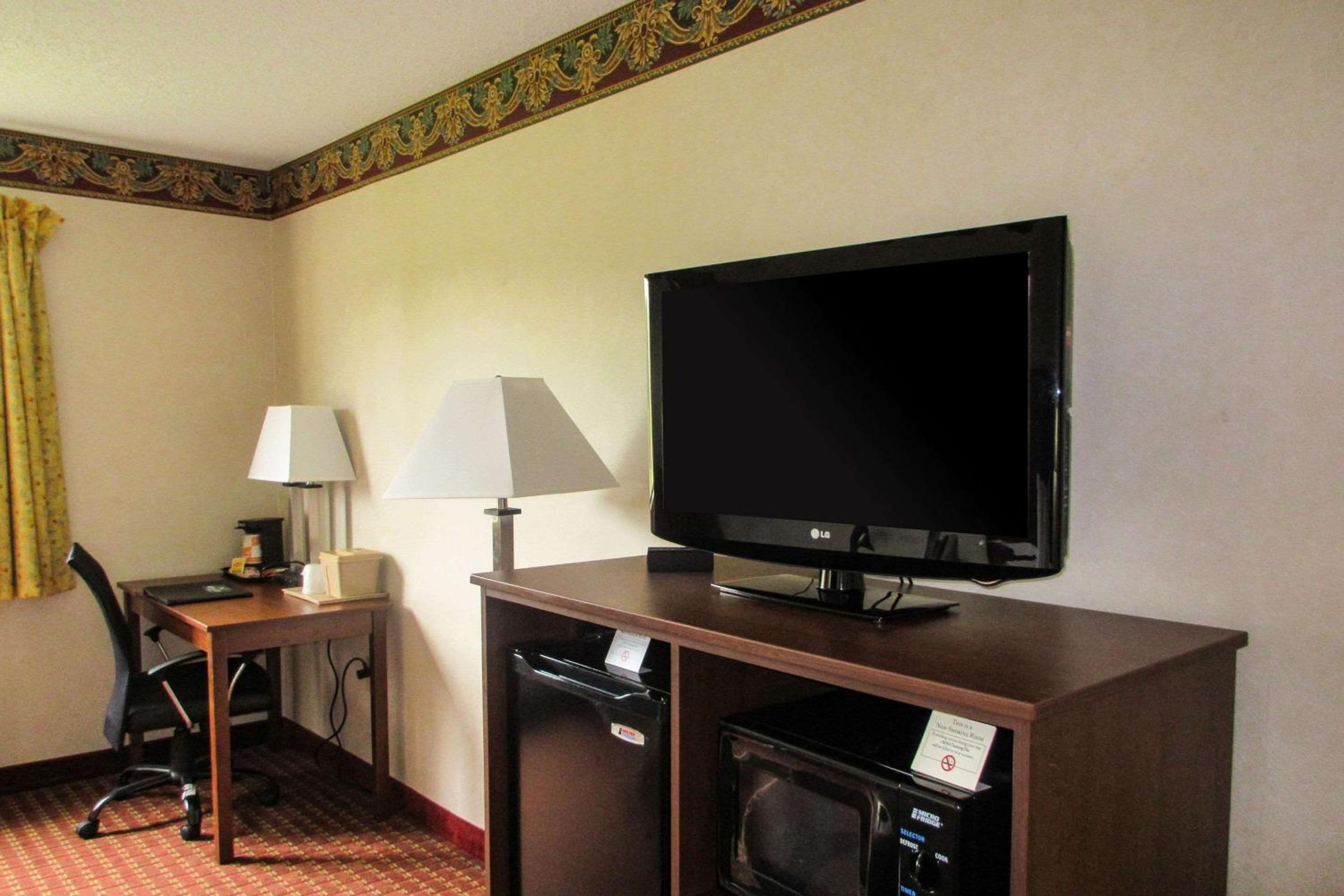 Standard King Room - Non-Smoking  - Photo 1