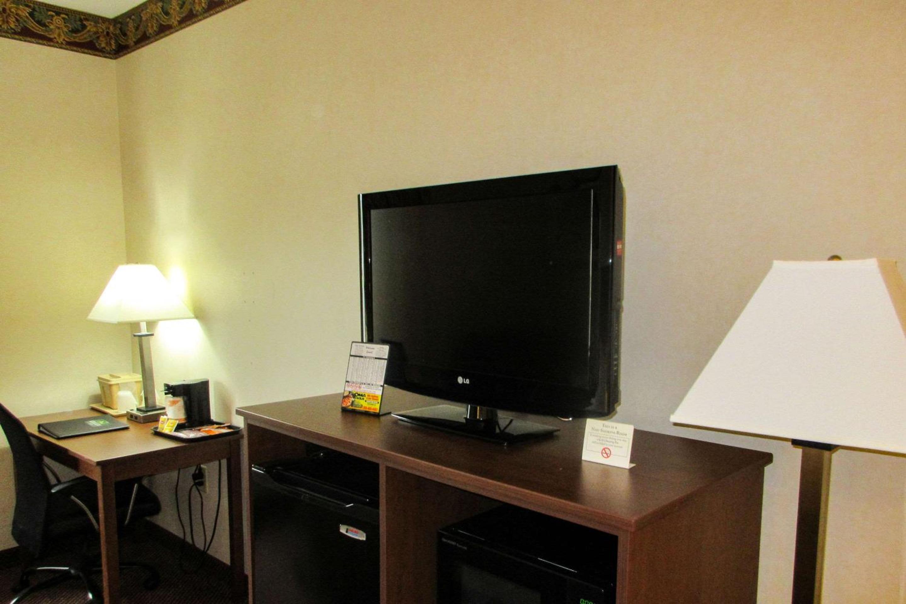 Standard King Room - Non-Smoking  - Photo 3
