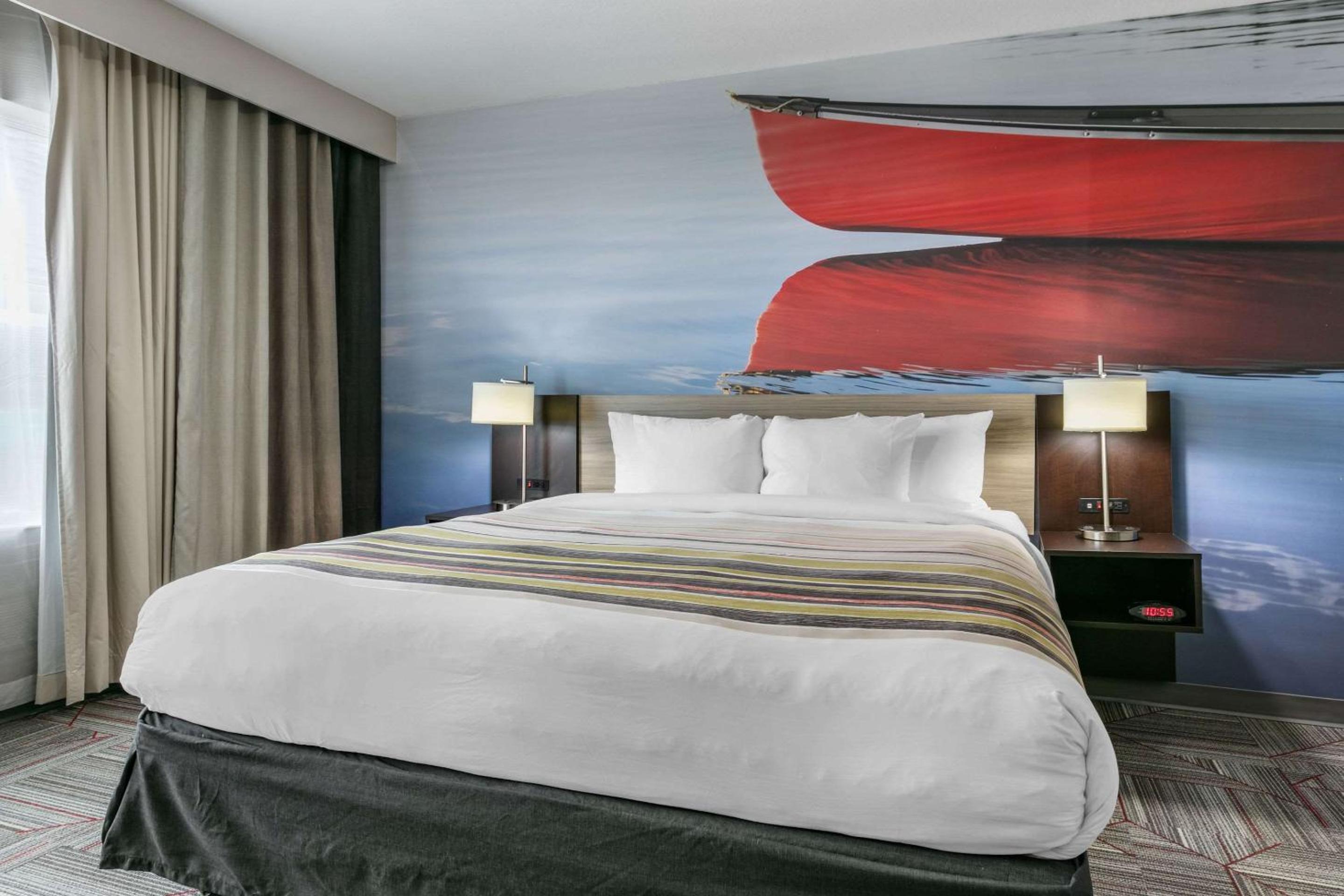King Suite with Sofa Bed - Non-Smoking - Photo 3