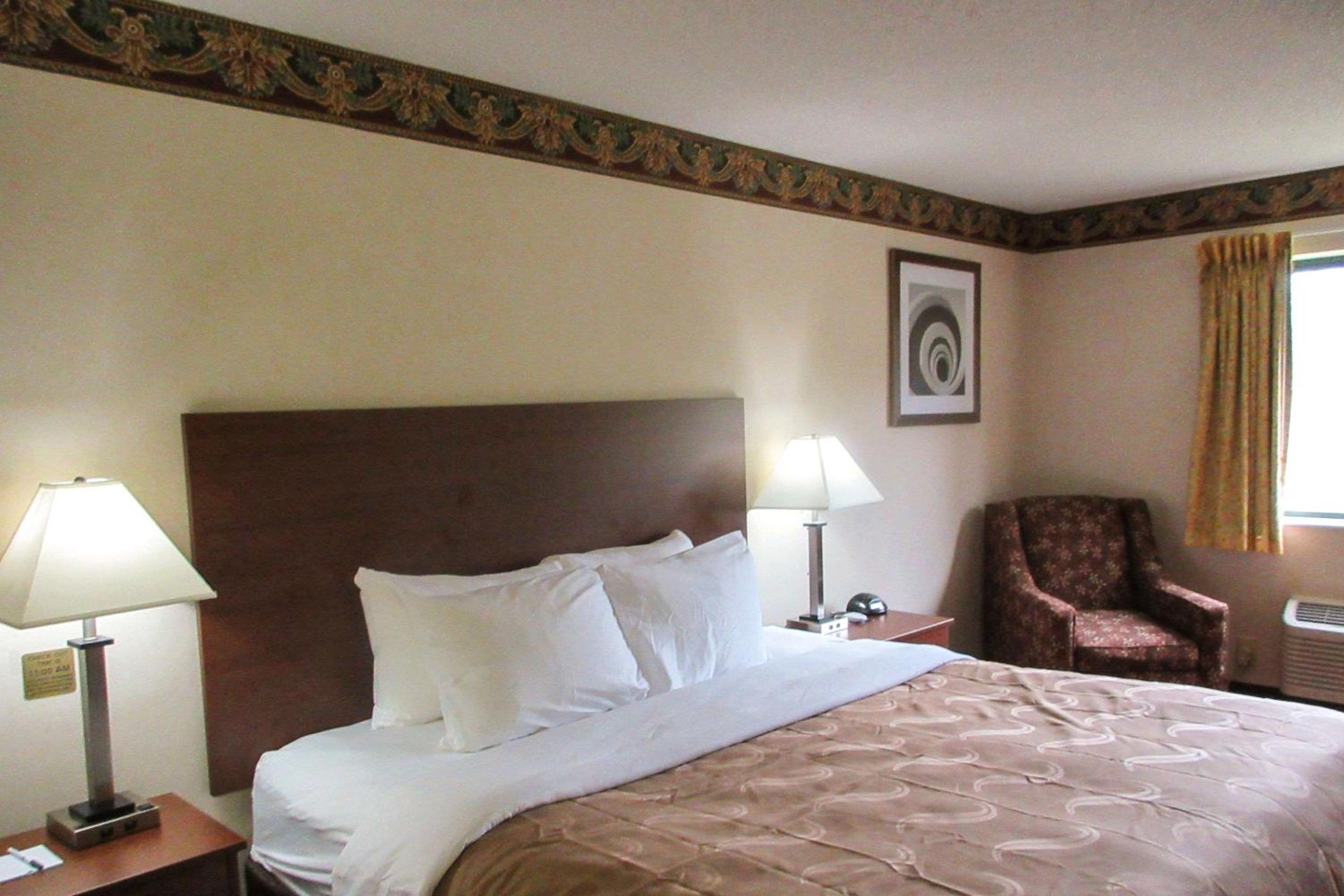 Standard King Room - Non-Smoking  - Photo 2