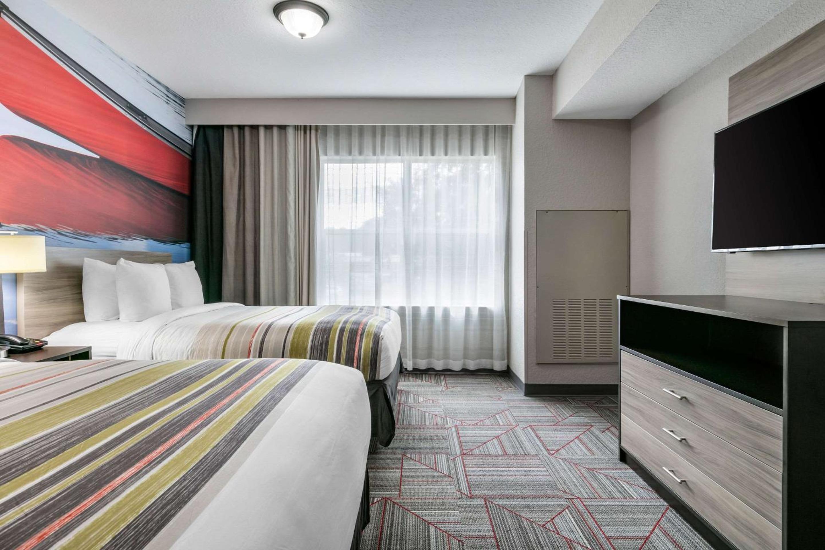 Queen Suite with Two Queen Beds and Sofa Bed - Non-Smoking - Photo 3