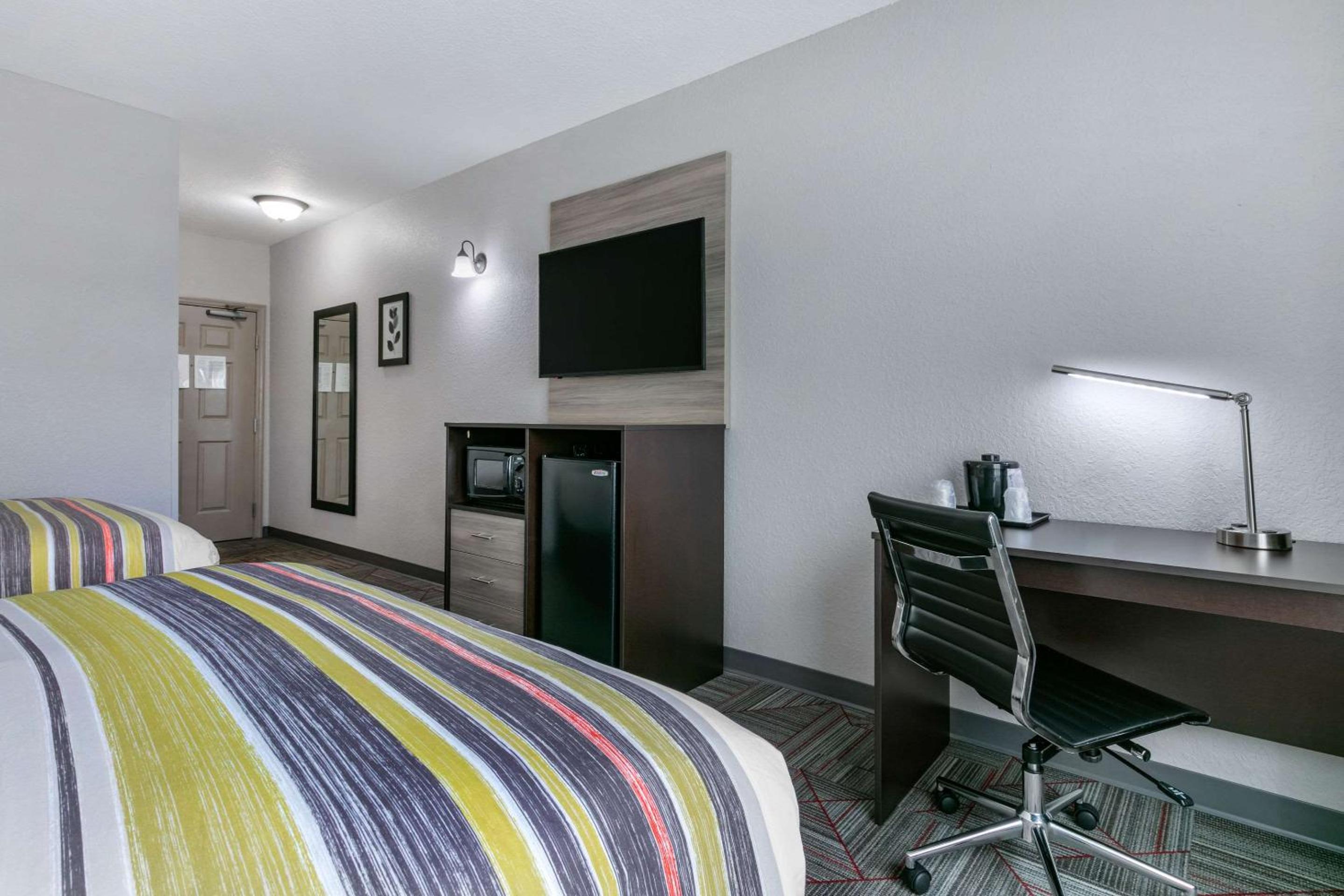 Queen Room with Two Queen Beds - Non-Smoking - Photo 3