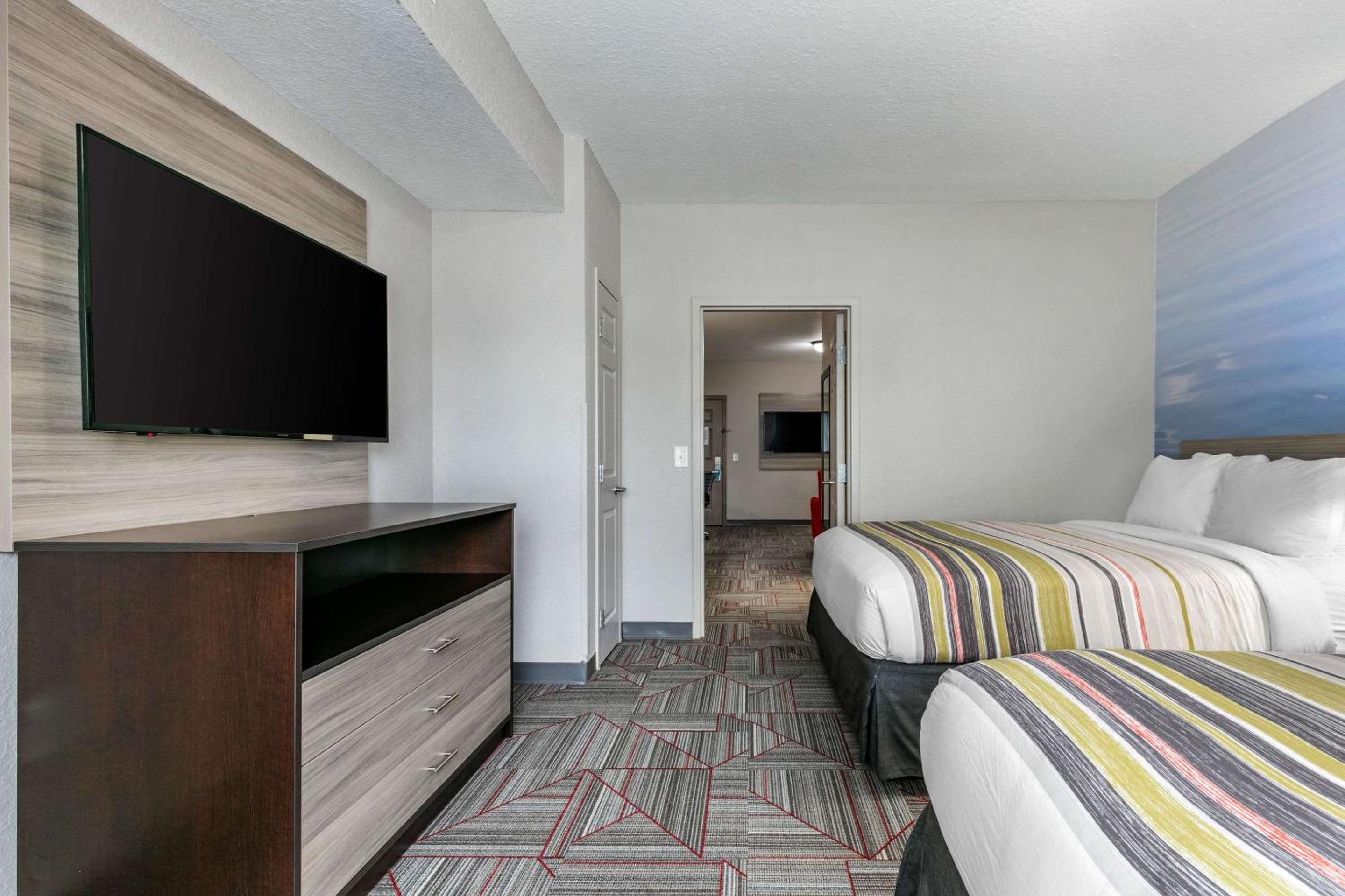 Queen Suite with Two Queen Beds and Sofa Bed - Non-Smoking - Photo 4