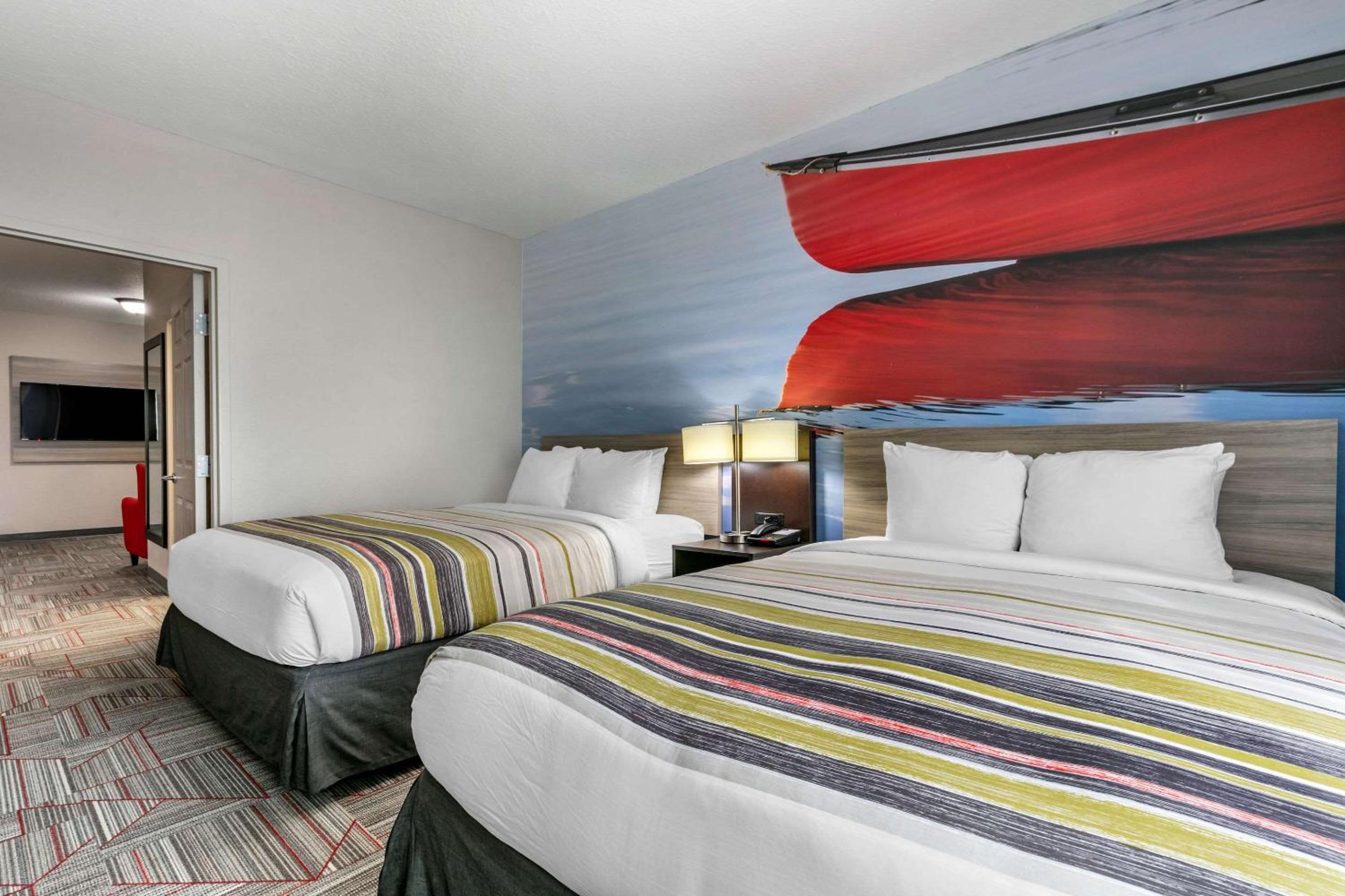 Queen Suite with Two Queen Beds and Sofa Bed - Non-Smoking - Photo 2