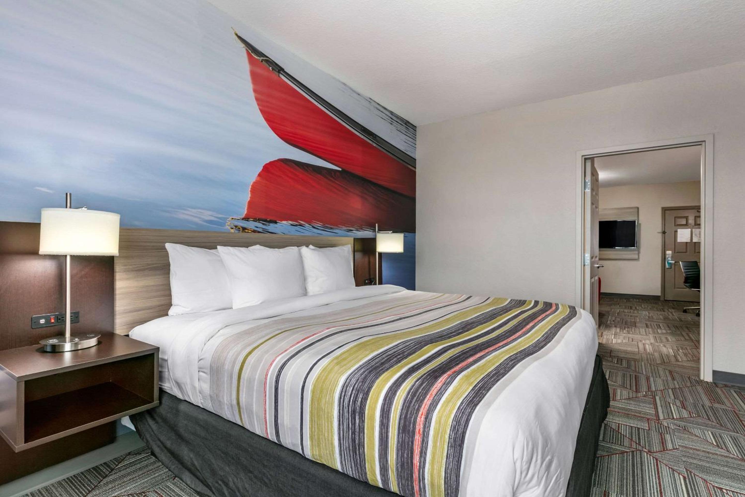 King Suite with Sofa Bed - Non-Smoking - Photo 2