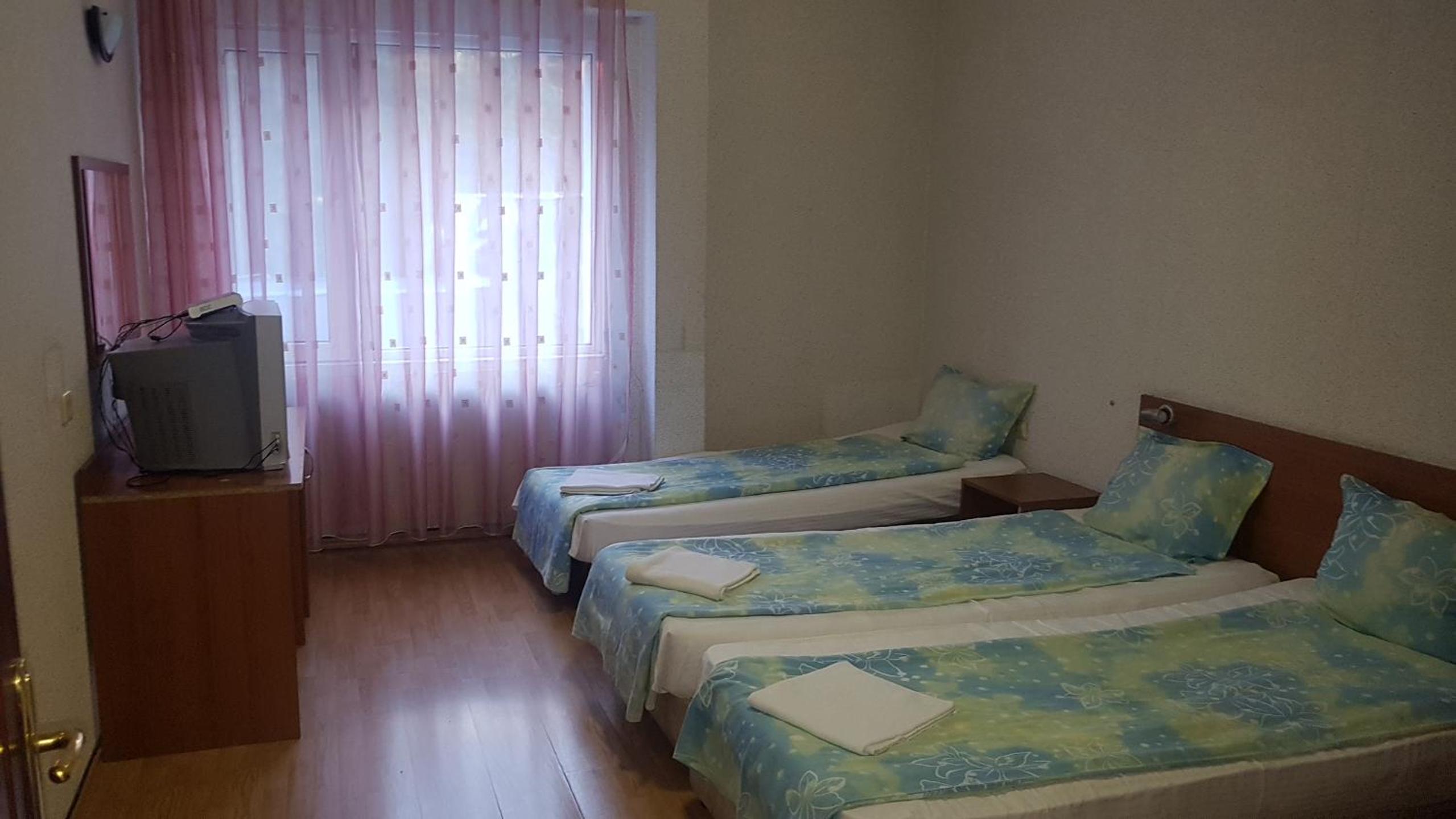 Family Room (2 Adults + 1 Child) photo 2