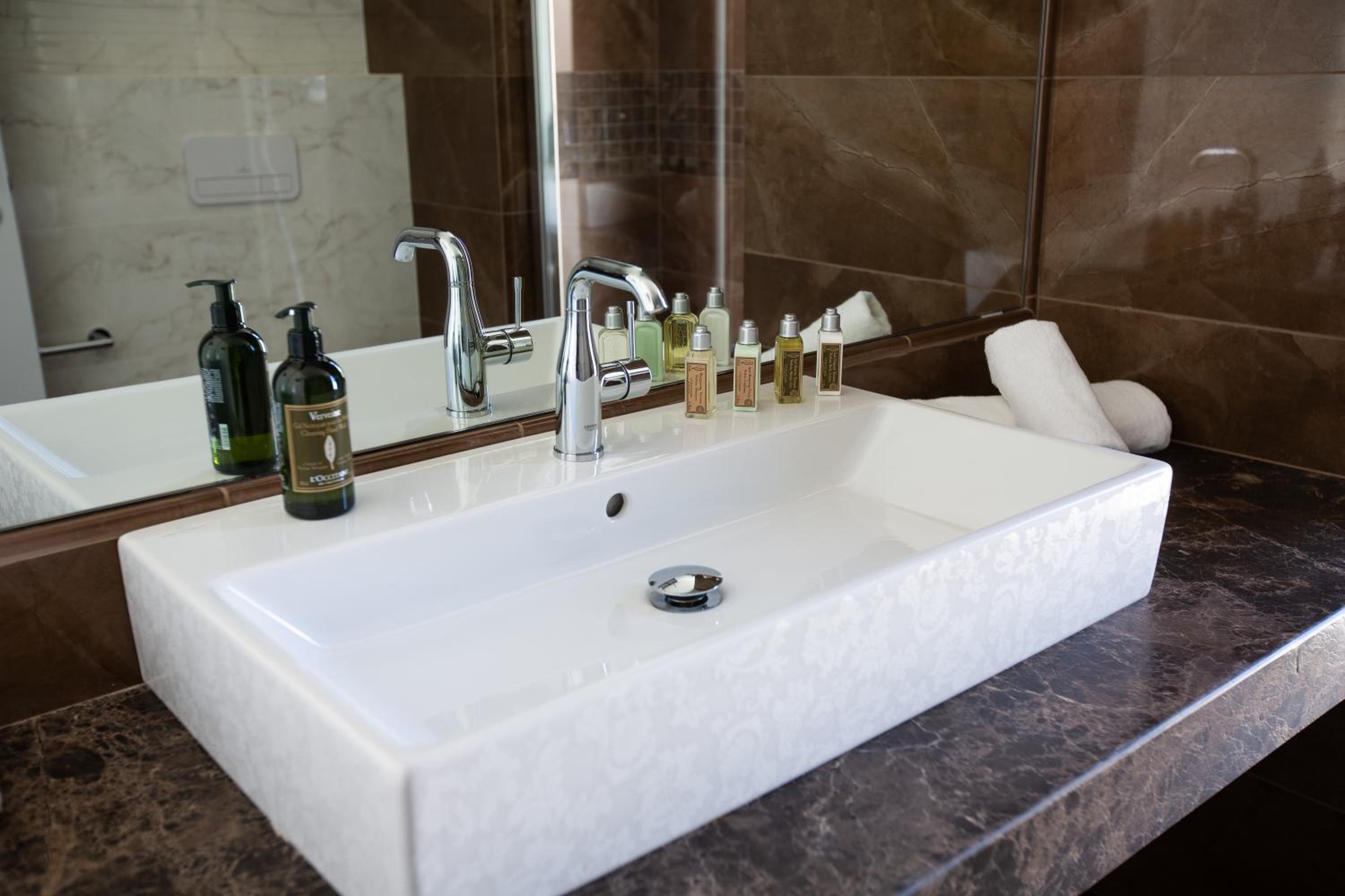 Standard Double or Twin Room - Photo 10