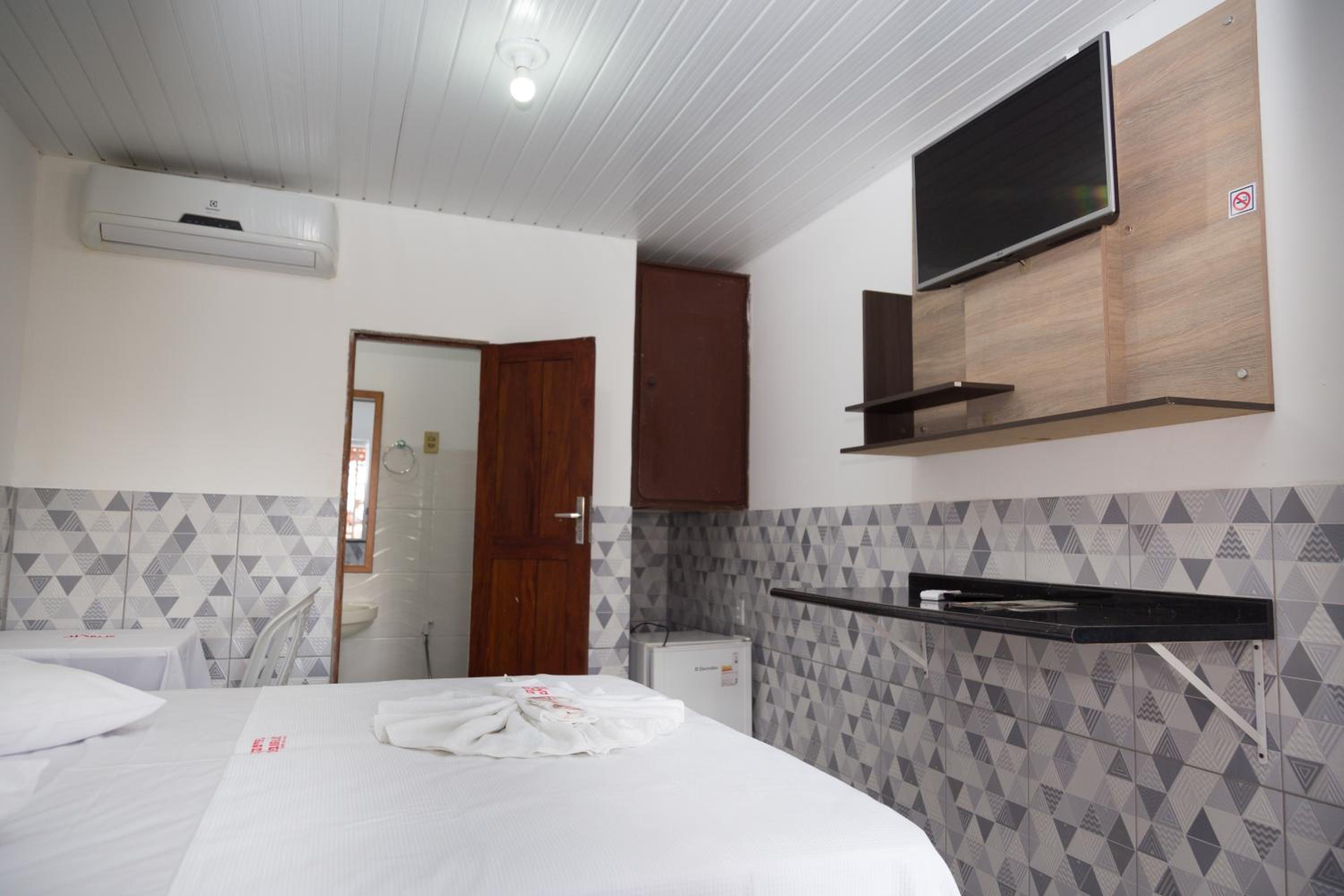 Standard Double or Twin Room - Photo 9