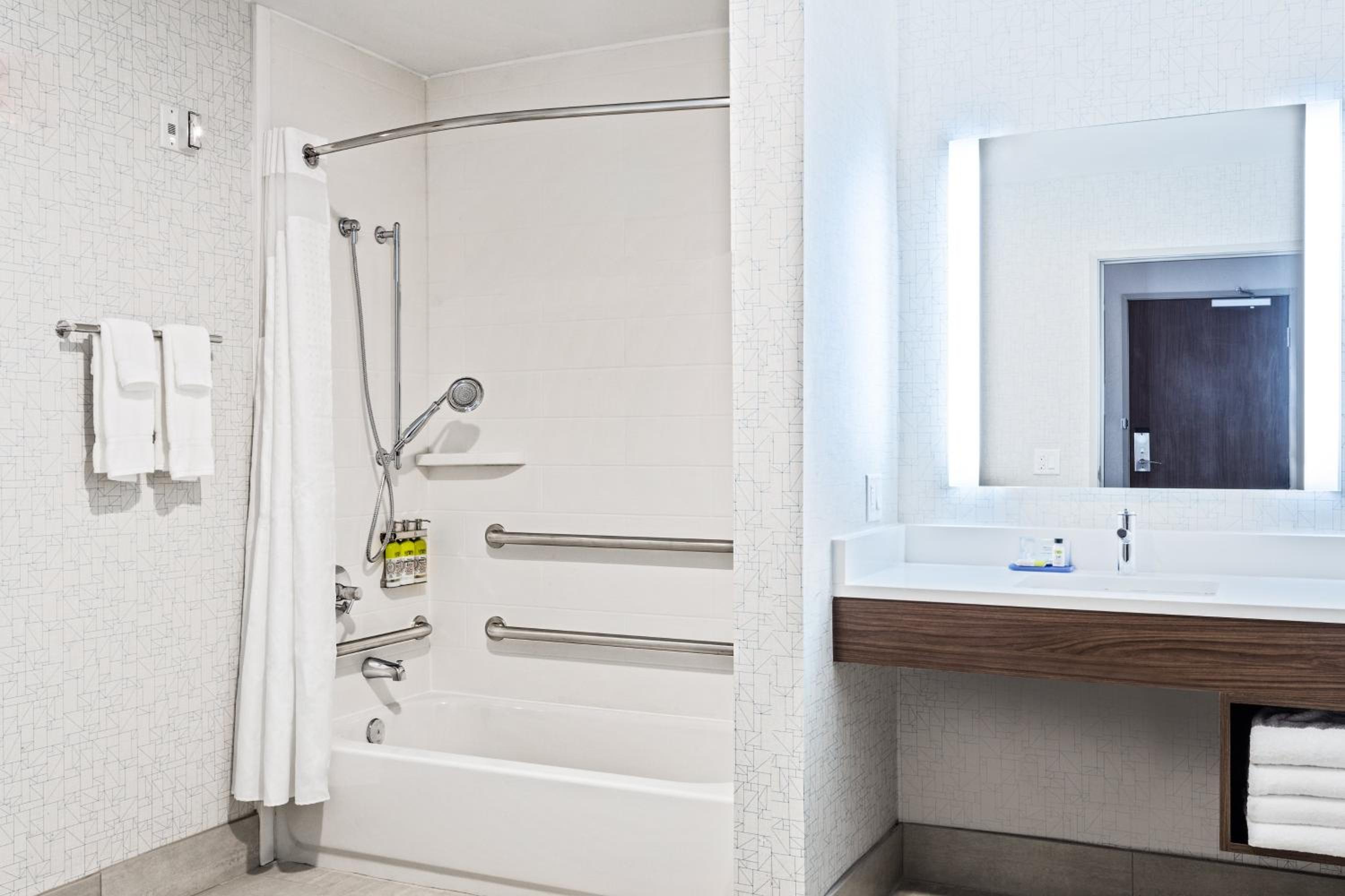 Queen Room with Two Queen Beds - Disability Access with Bath Tub - Photo 3
