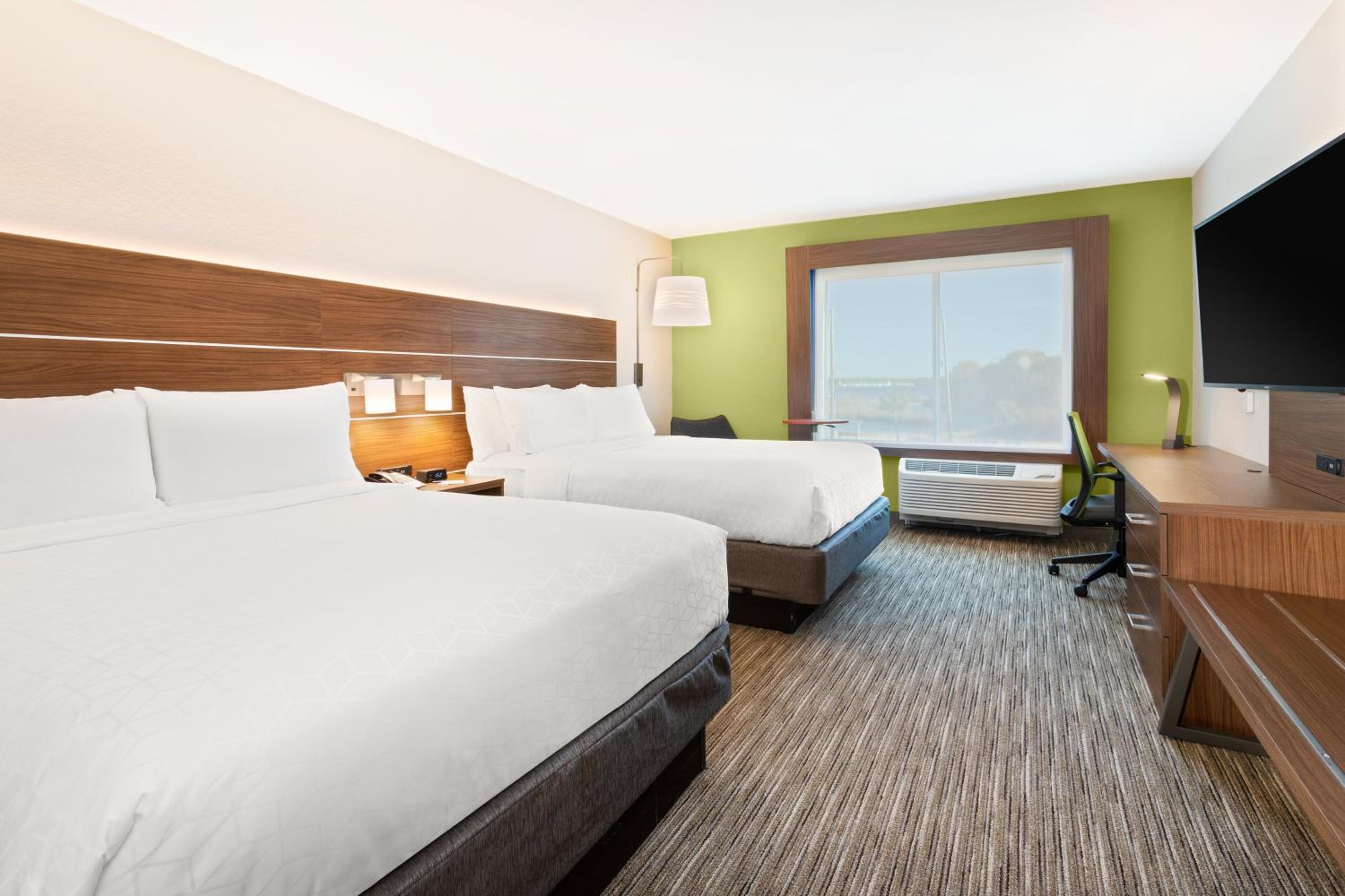 Standard Room with Two Queen Beds - Photo 3