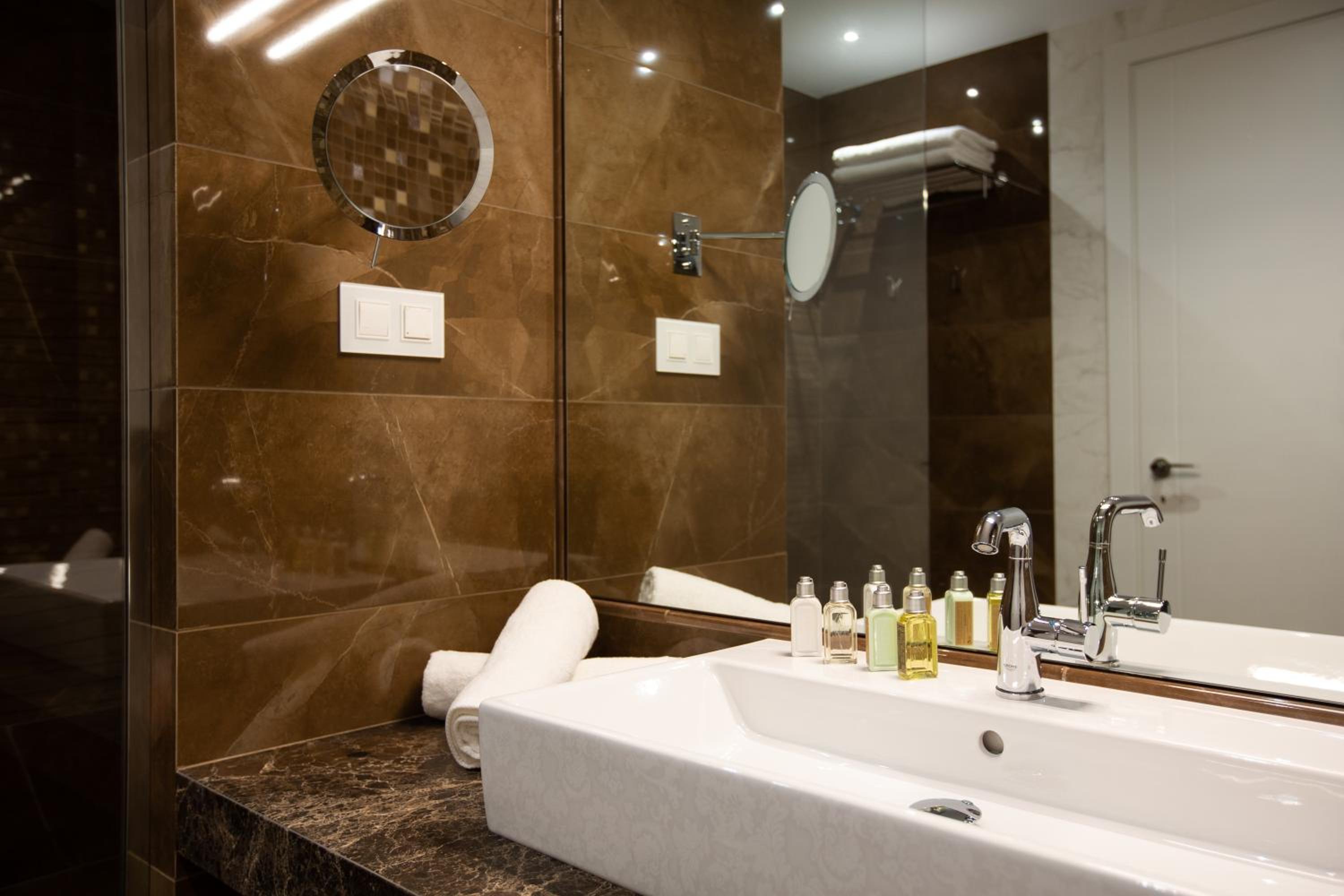 Standard Double or Twin Room - Photo 11