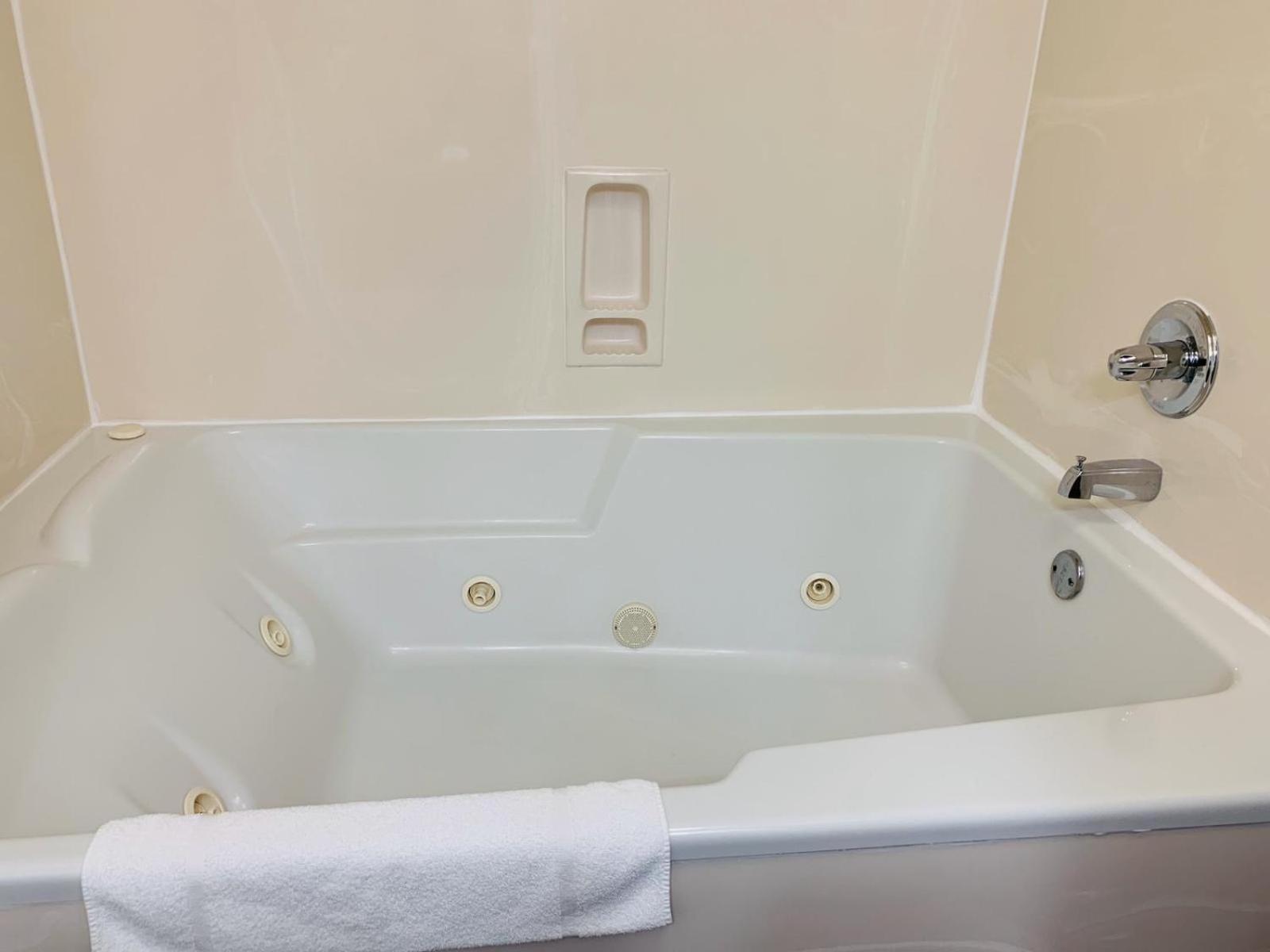 One-Bedroom King Suite With Whirlpool