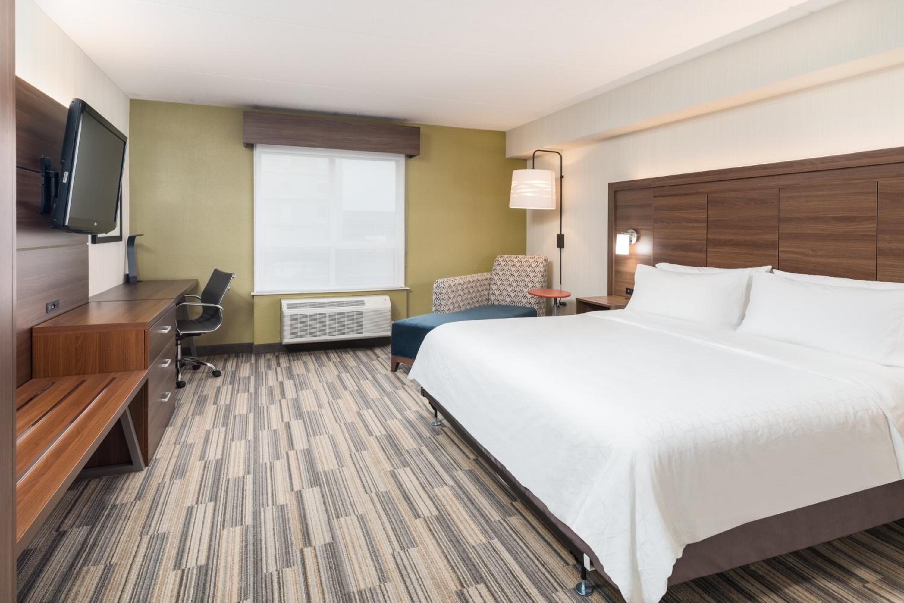 Standard King Room with Roll-in Shower - Mobility Accessible - Photo 1