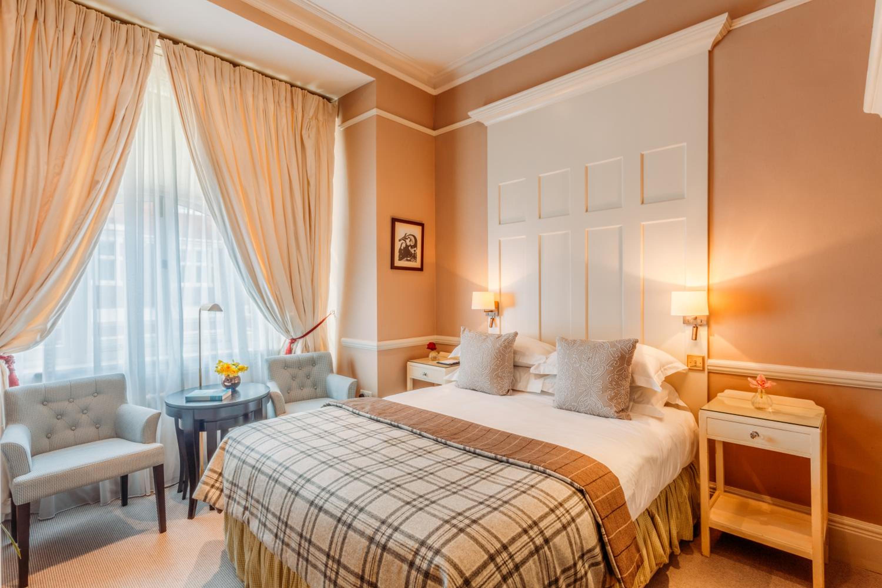 Superior Queen Room at 11 Cadogan Gardens photo 3