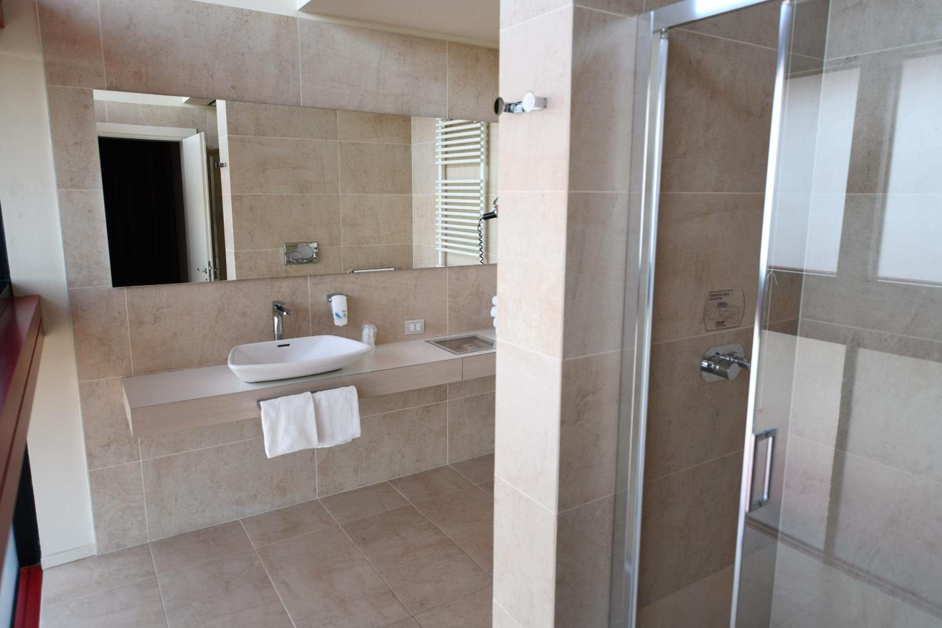King Suite with Queen Bed - Photo 11