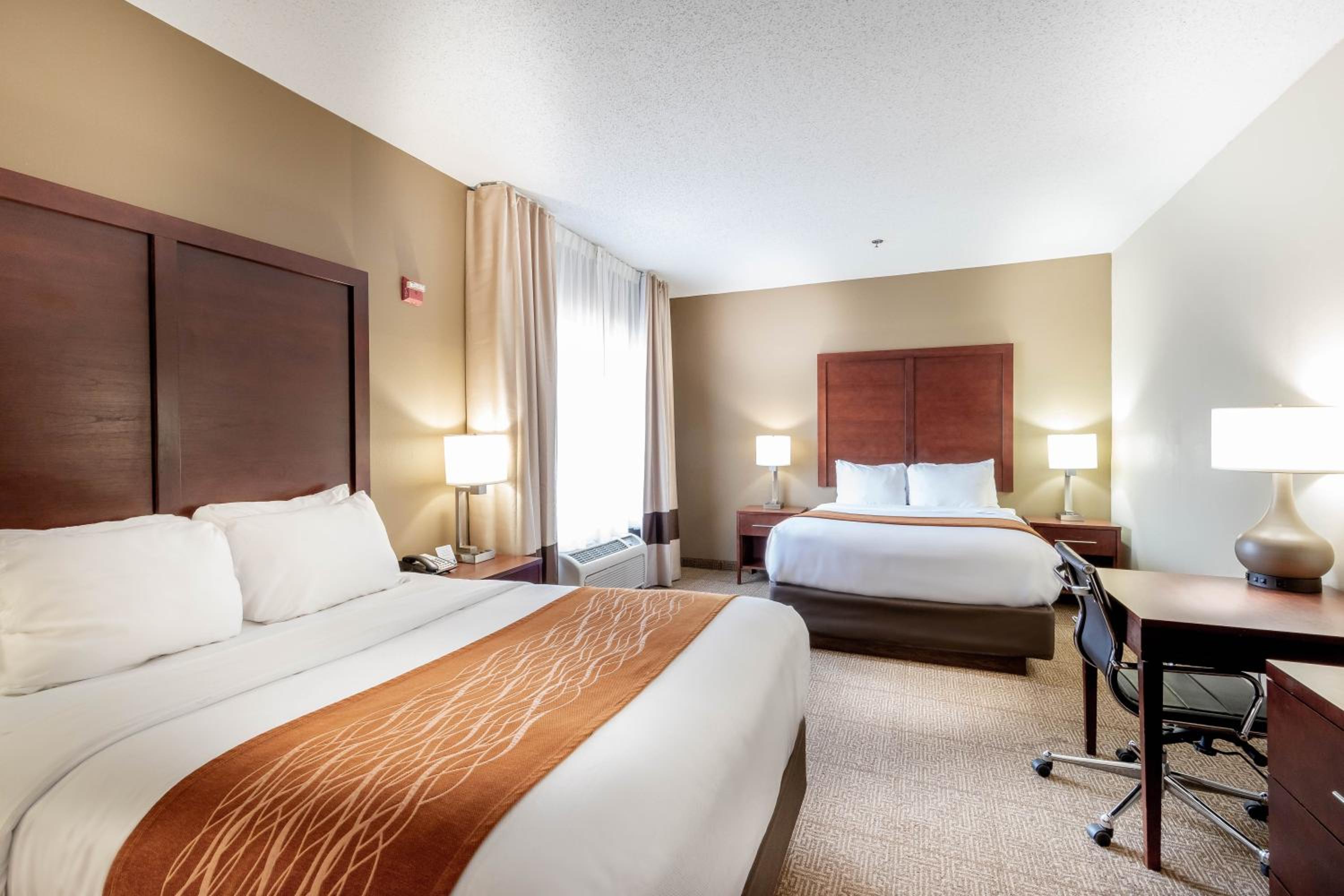Queen Room with Two Queen Beds - Non-Smoking photo 2