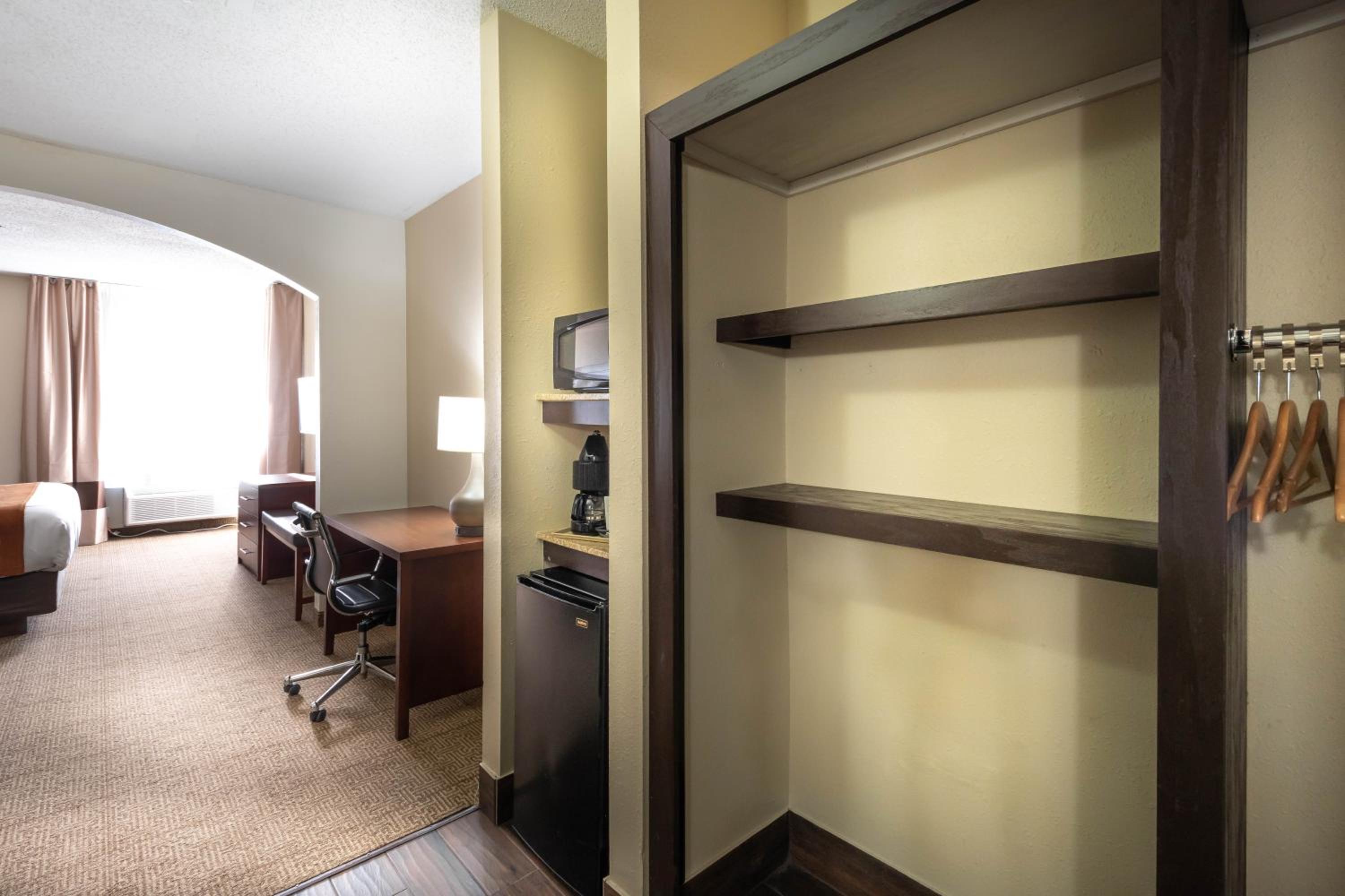 Queen Room with Two Queen Beds - Non-Smoking photo 3