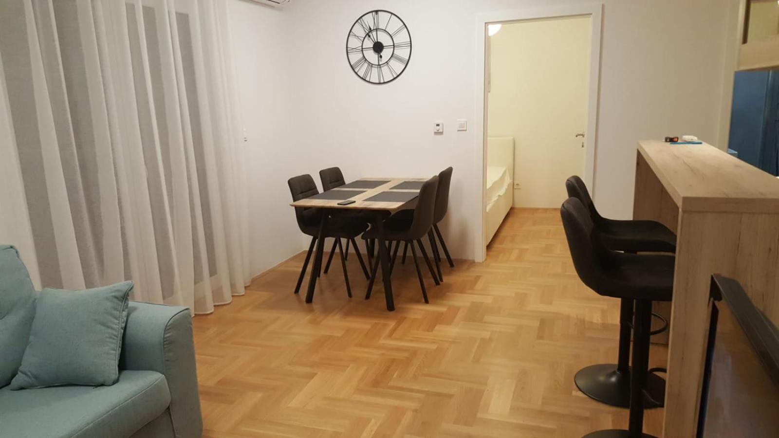 One-Bedroom Apartment - Photo 2