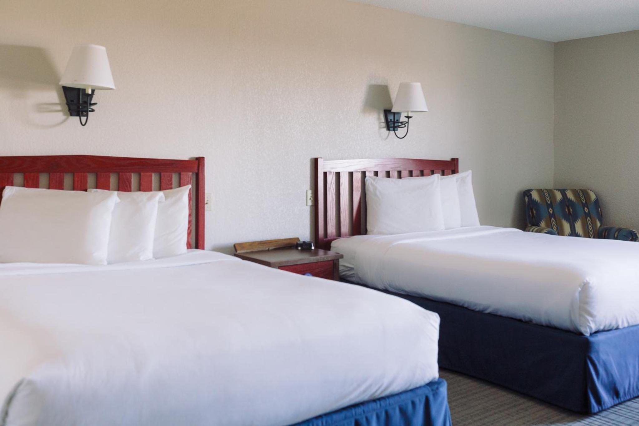 Queen Room with Two Queen Beds - Photo 4
