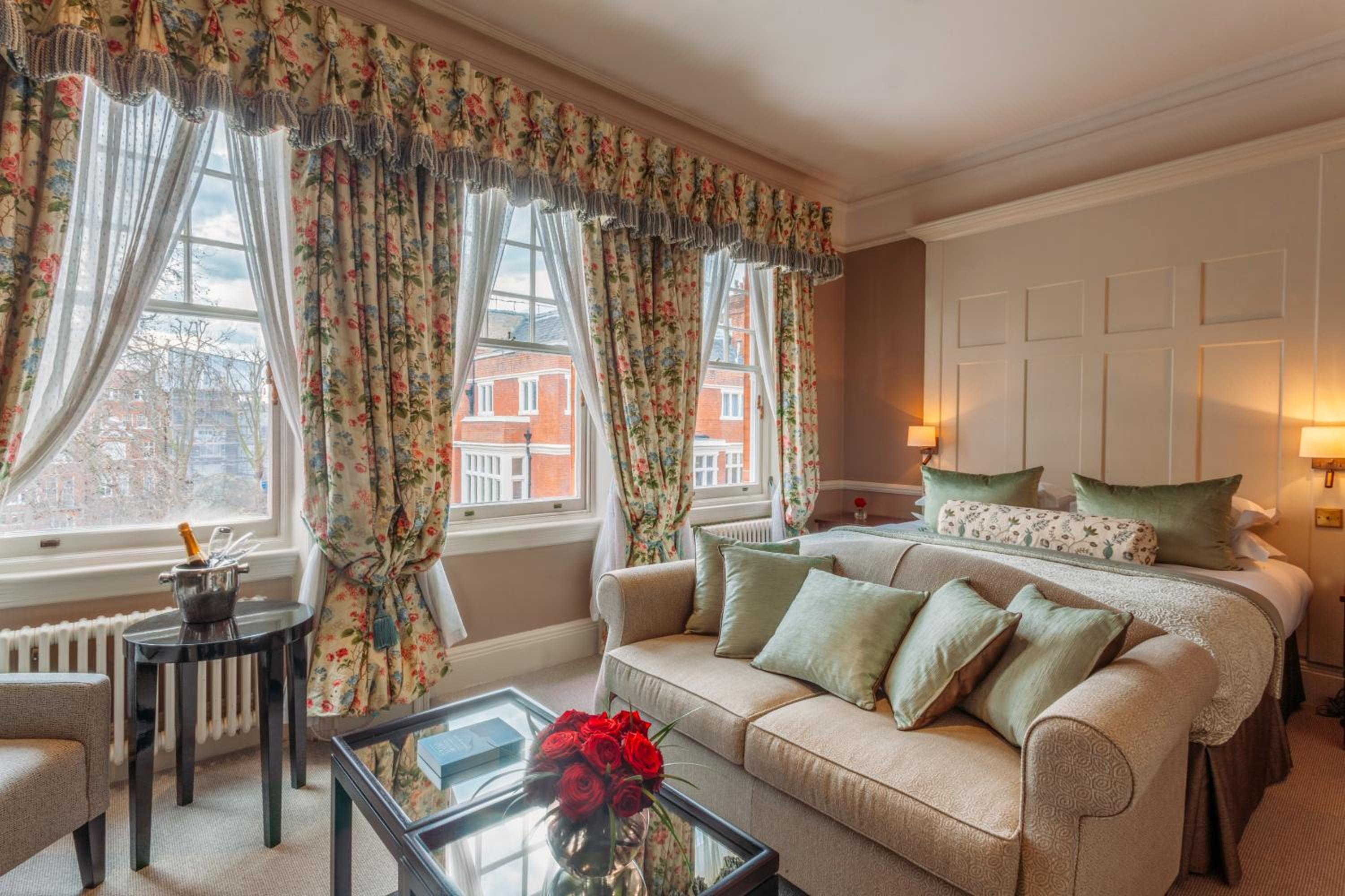 Junior Suite at 11 Cadogan Gardens photo 3